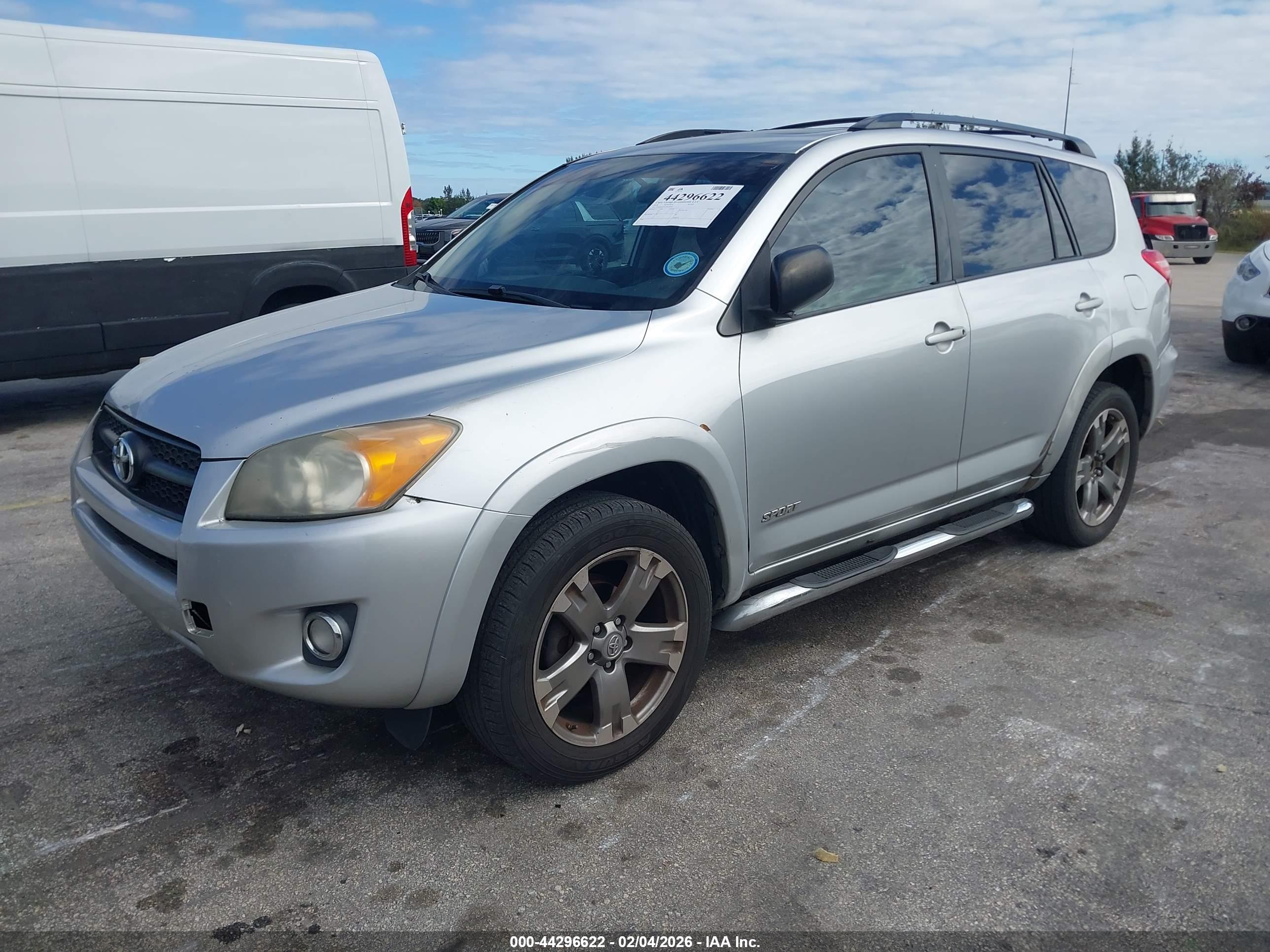 TOYOTA RAV4 image 2