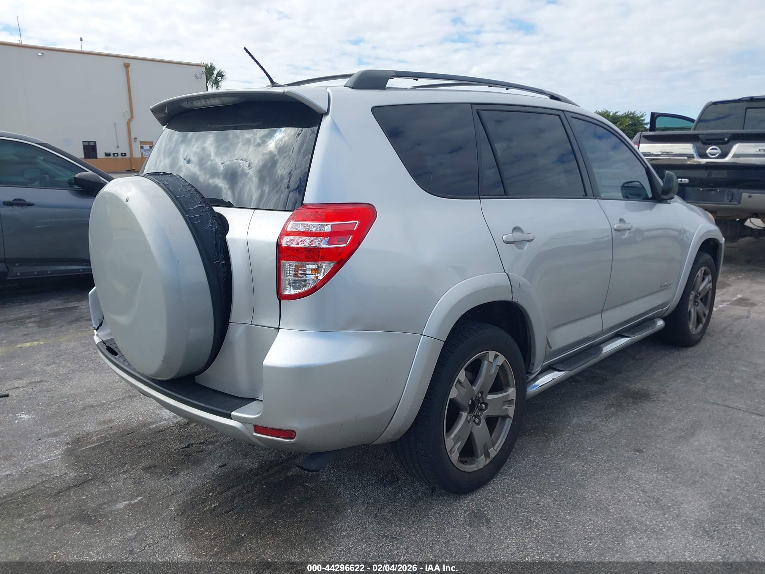 TOYOTA RAV4 image 4