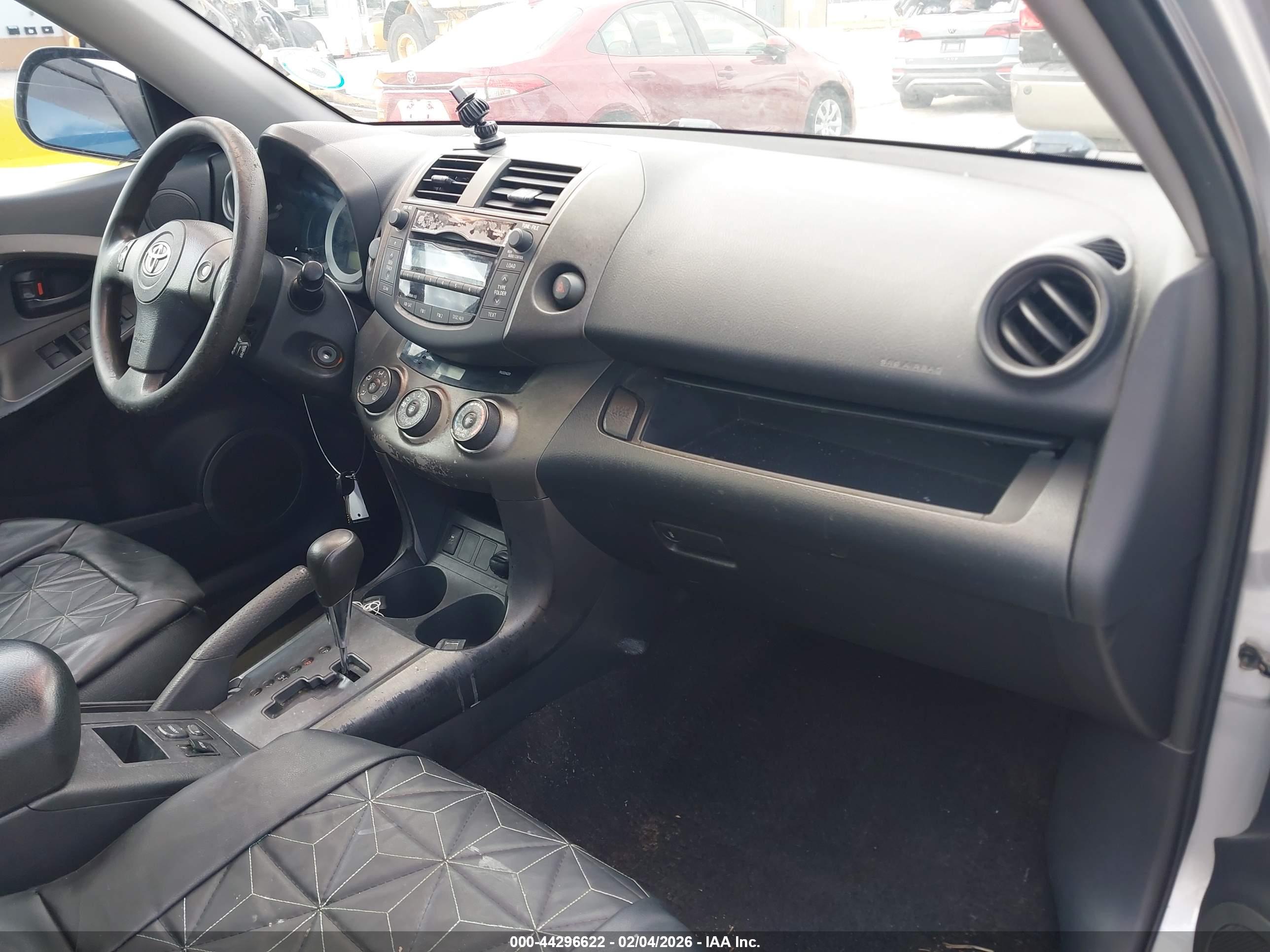TOYOTA RAV4 image 5