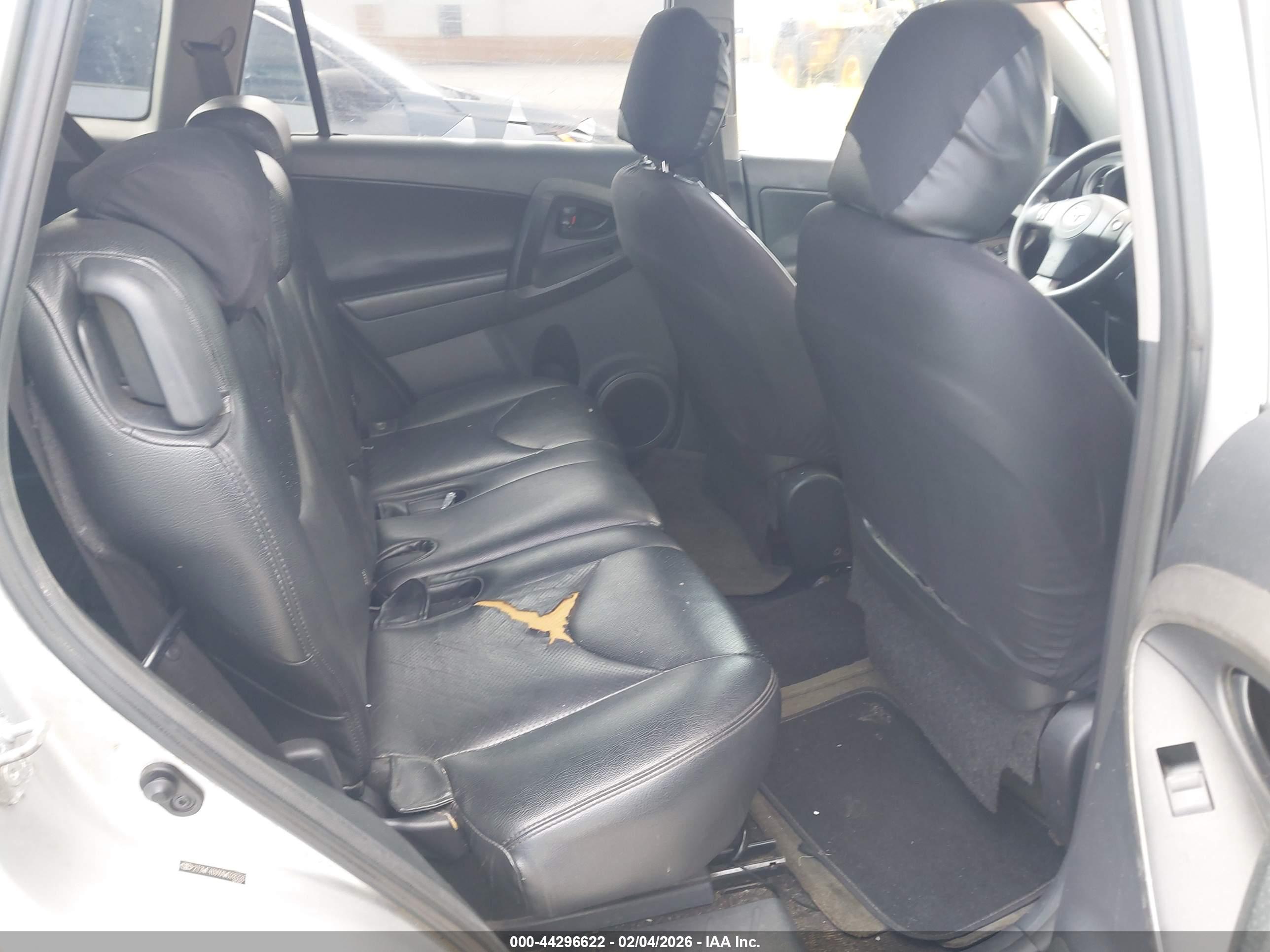 TOYOTA RAV4 image 8