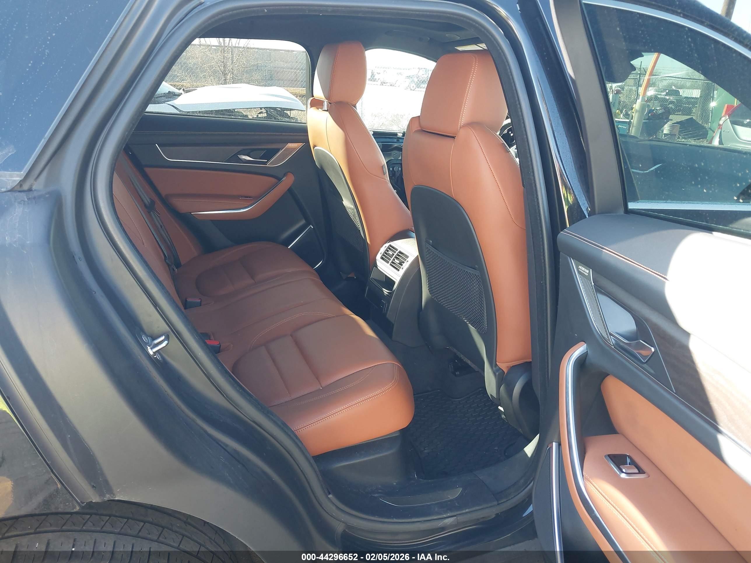 JAGUAR F-PACE image 8