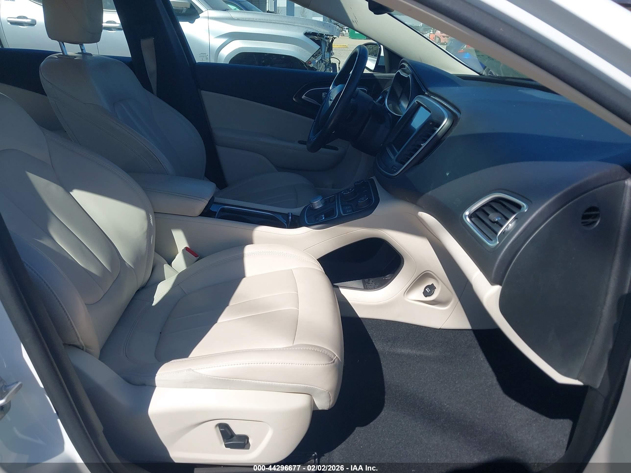 CHRYSLER 200 image 5