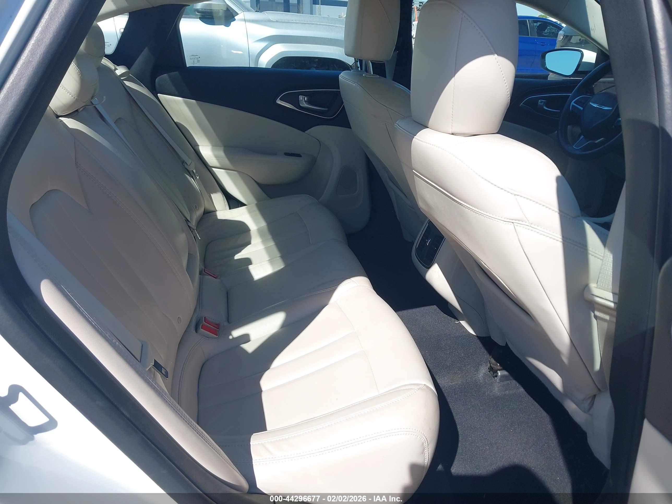 CHRYSLER 200 image 8
