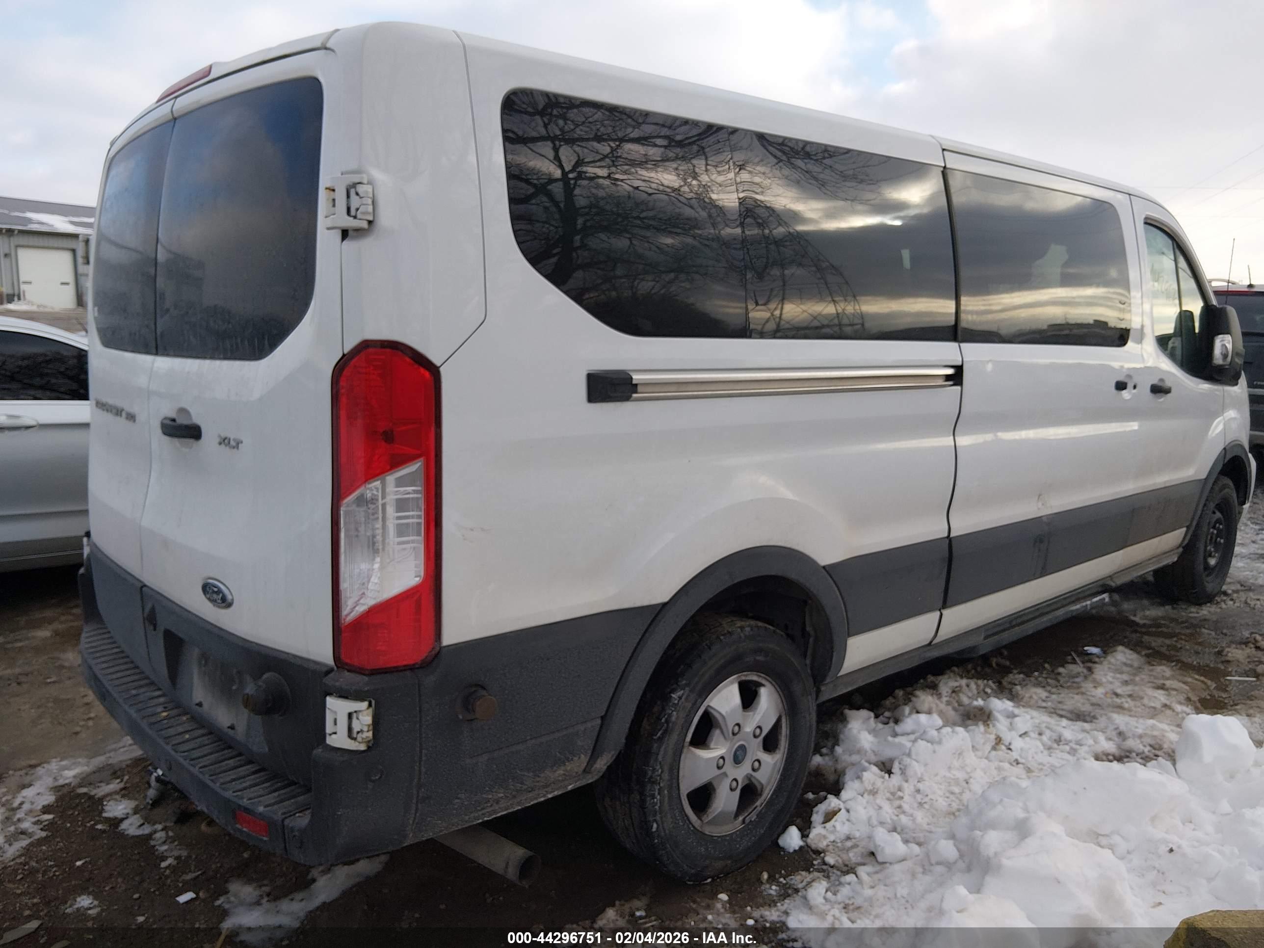 FORD TRANSIT-350 image 4
