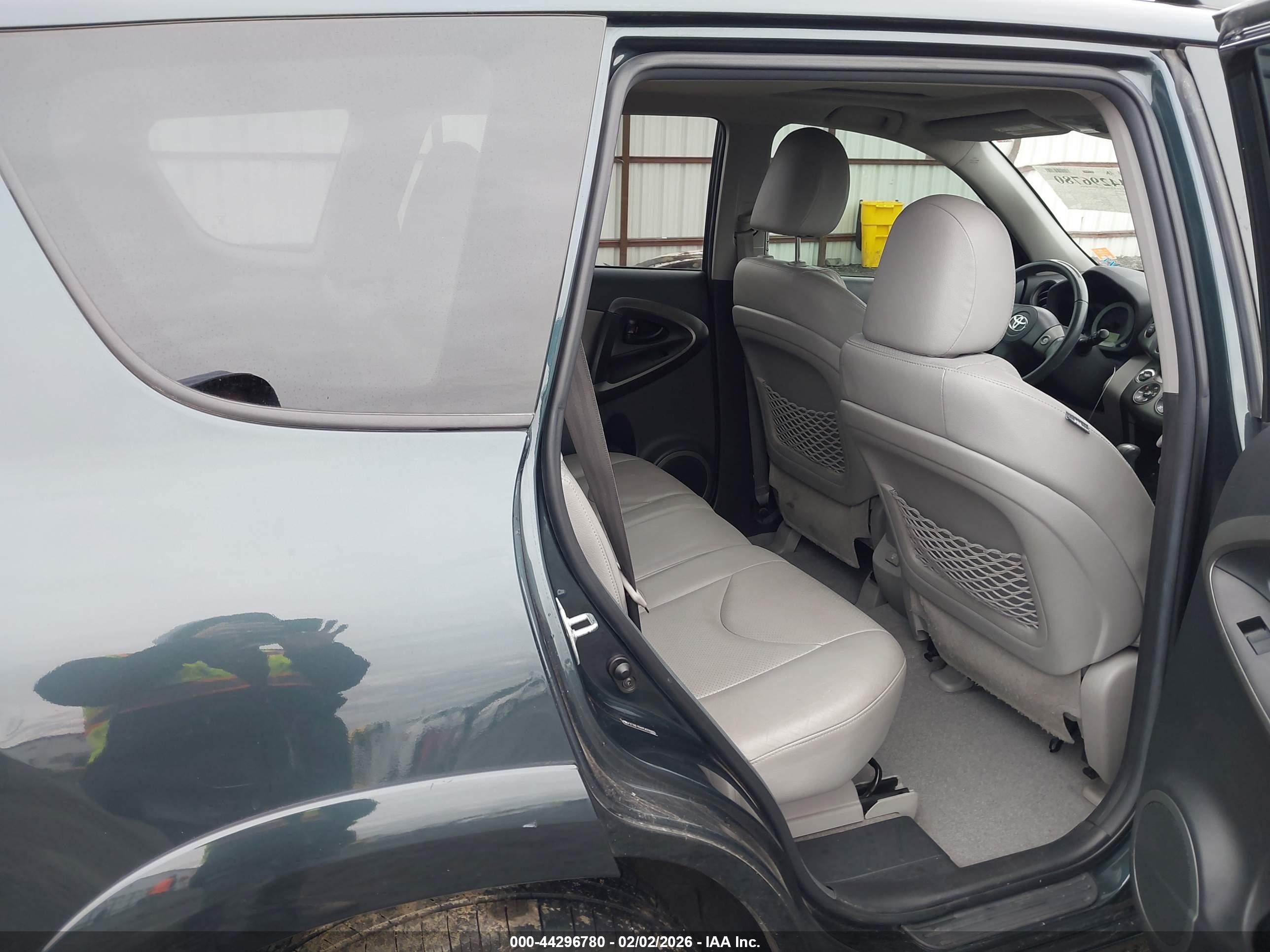 TOYOTA RAV4 image 8