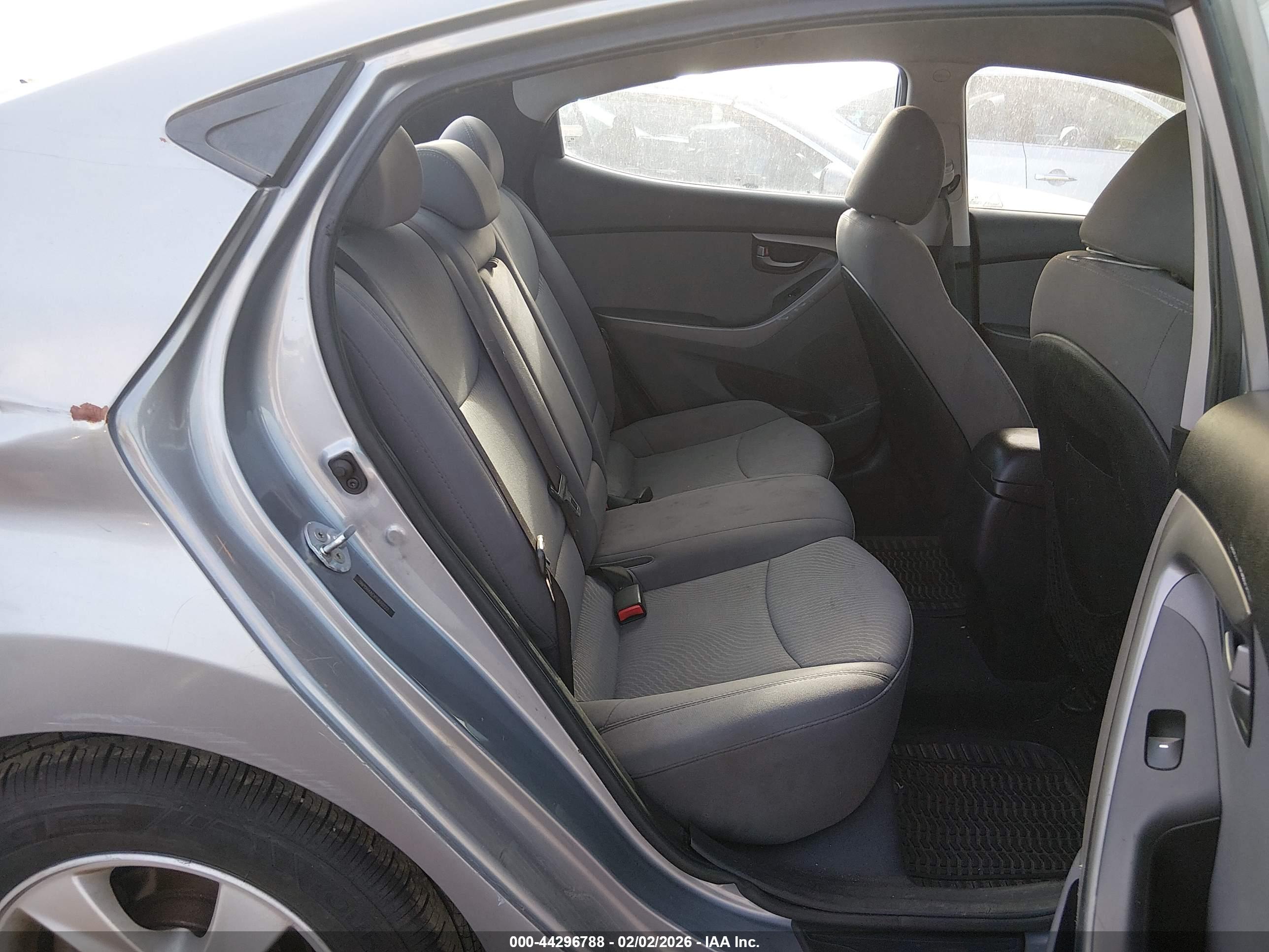 HYUNDAI ELANTRA image 8