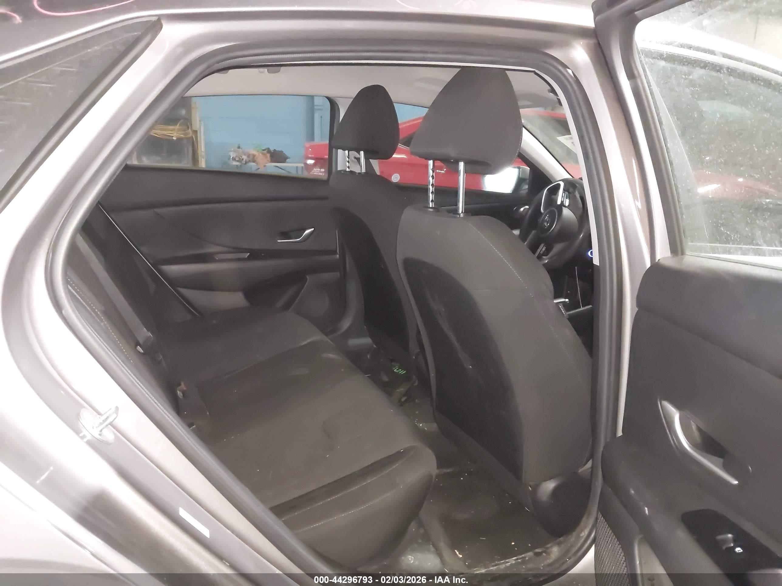 HYUNDAI ELANTRA image 8