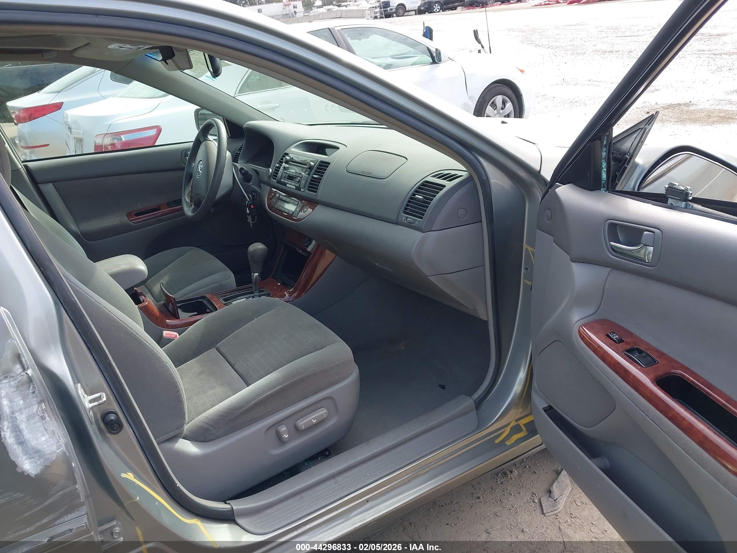 TOYOTA CAMRY image 5
