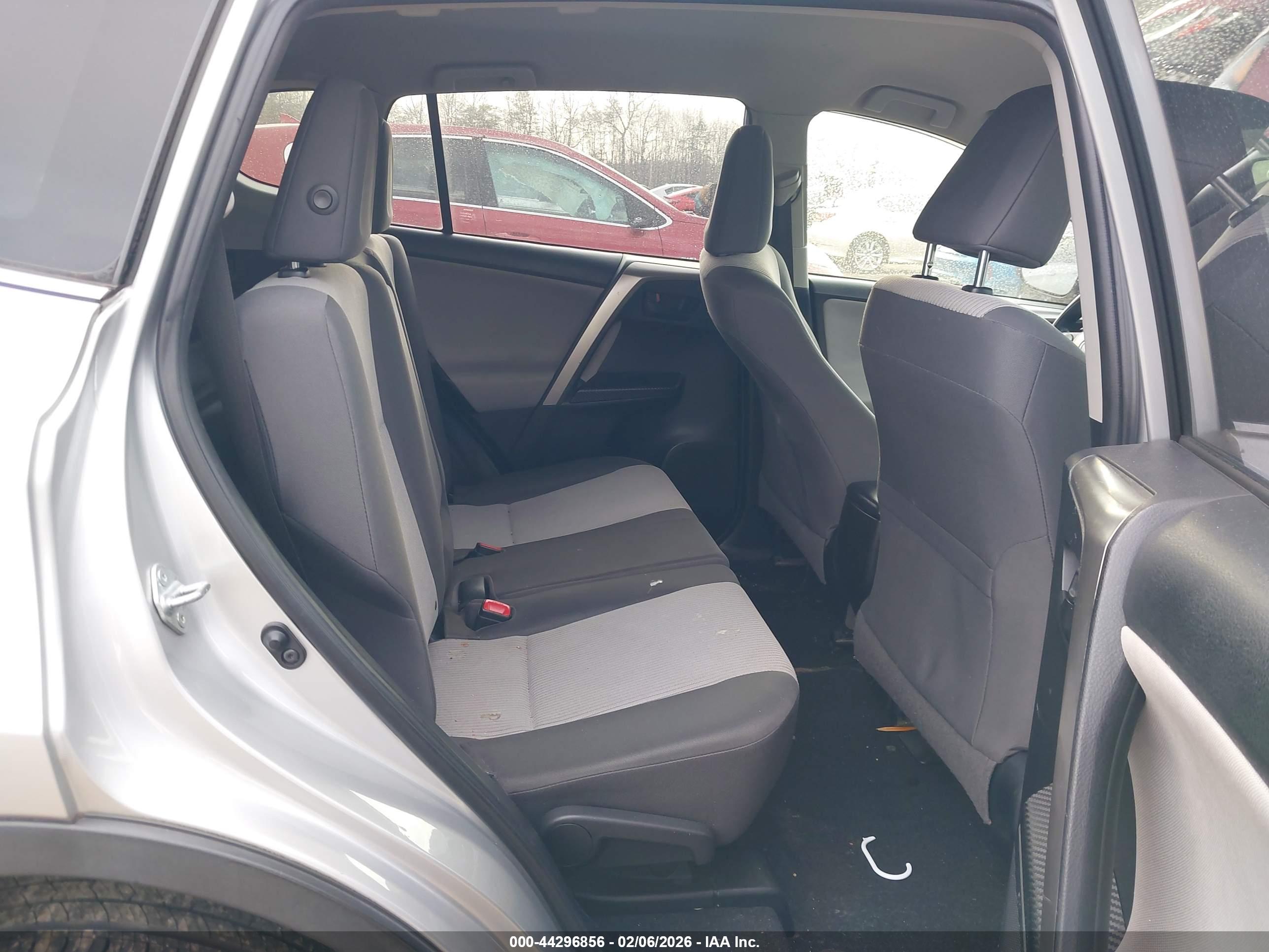 TOYOTA RAV4 image 8