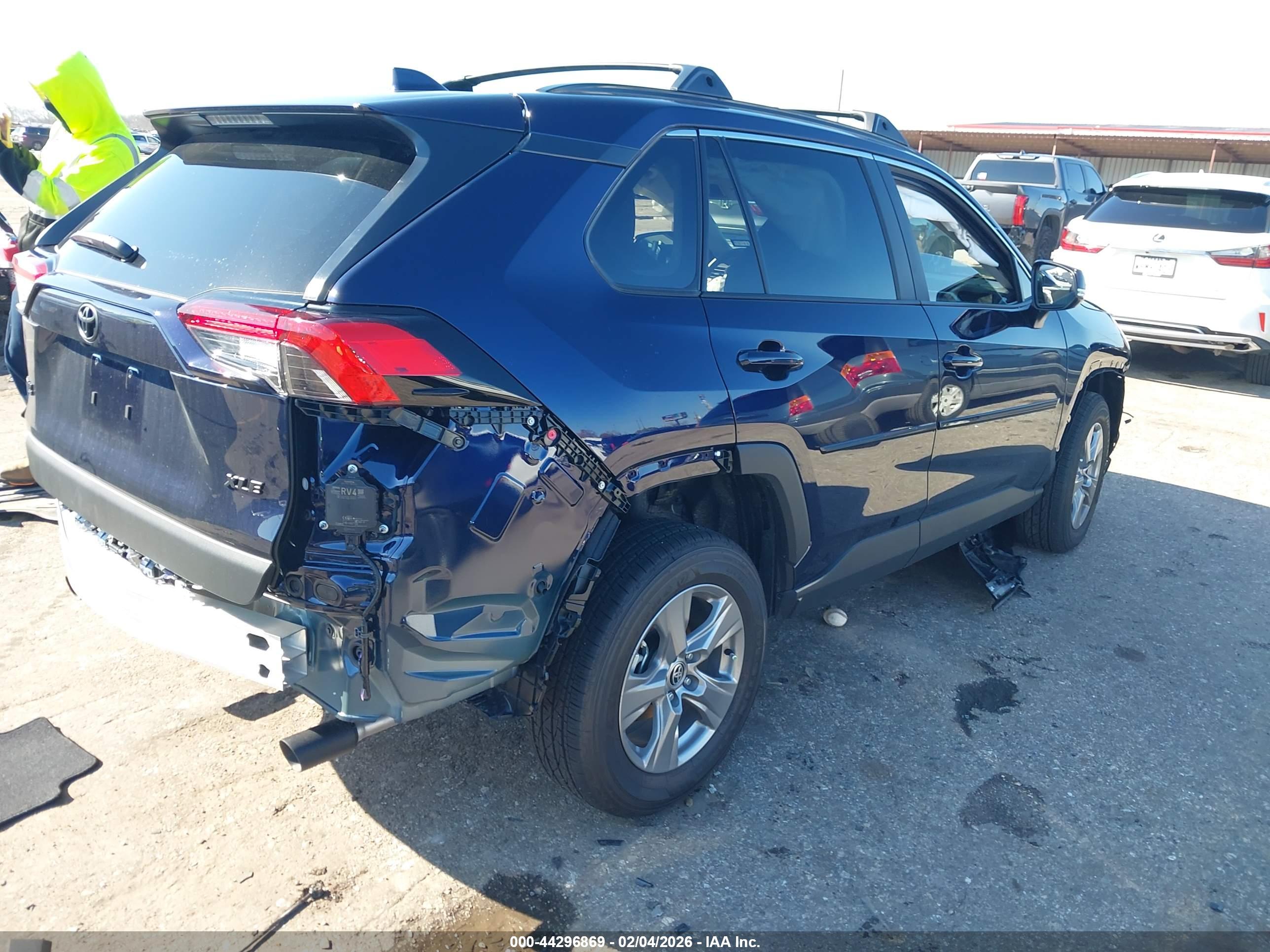 TOYOTA RAV4 image 4