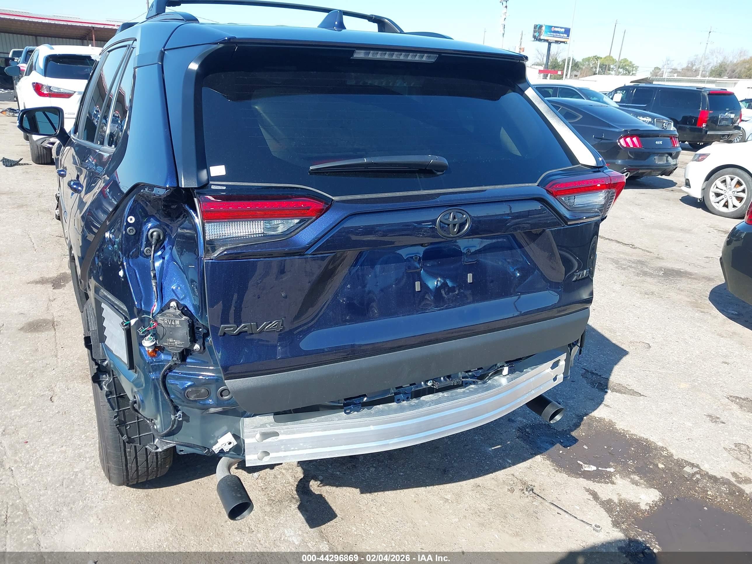 TOYOTA RAV4 image 6