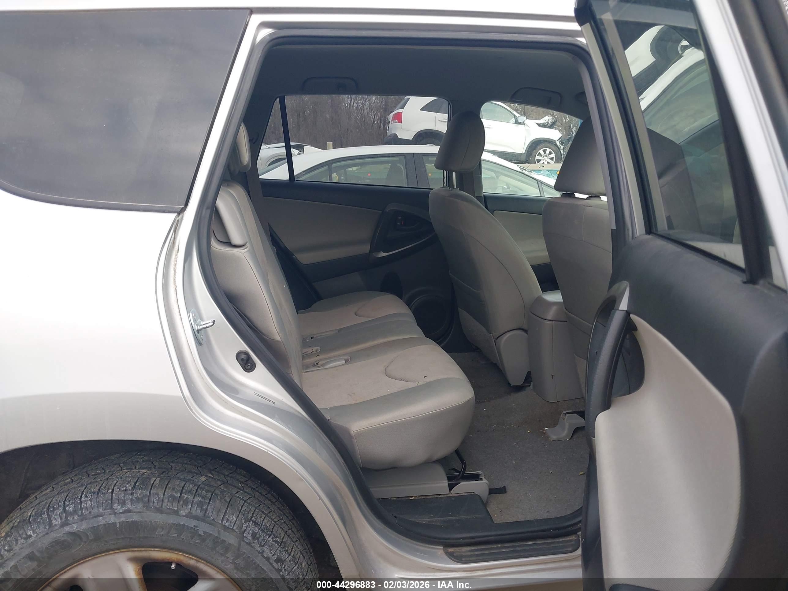 TOYOTA RAV4 image 8