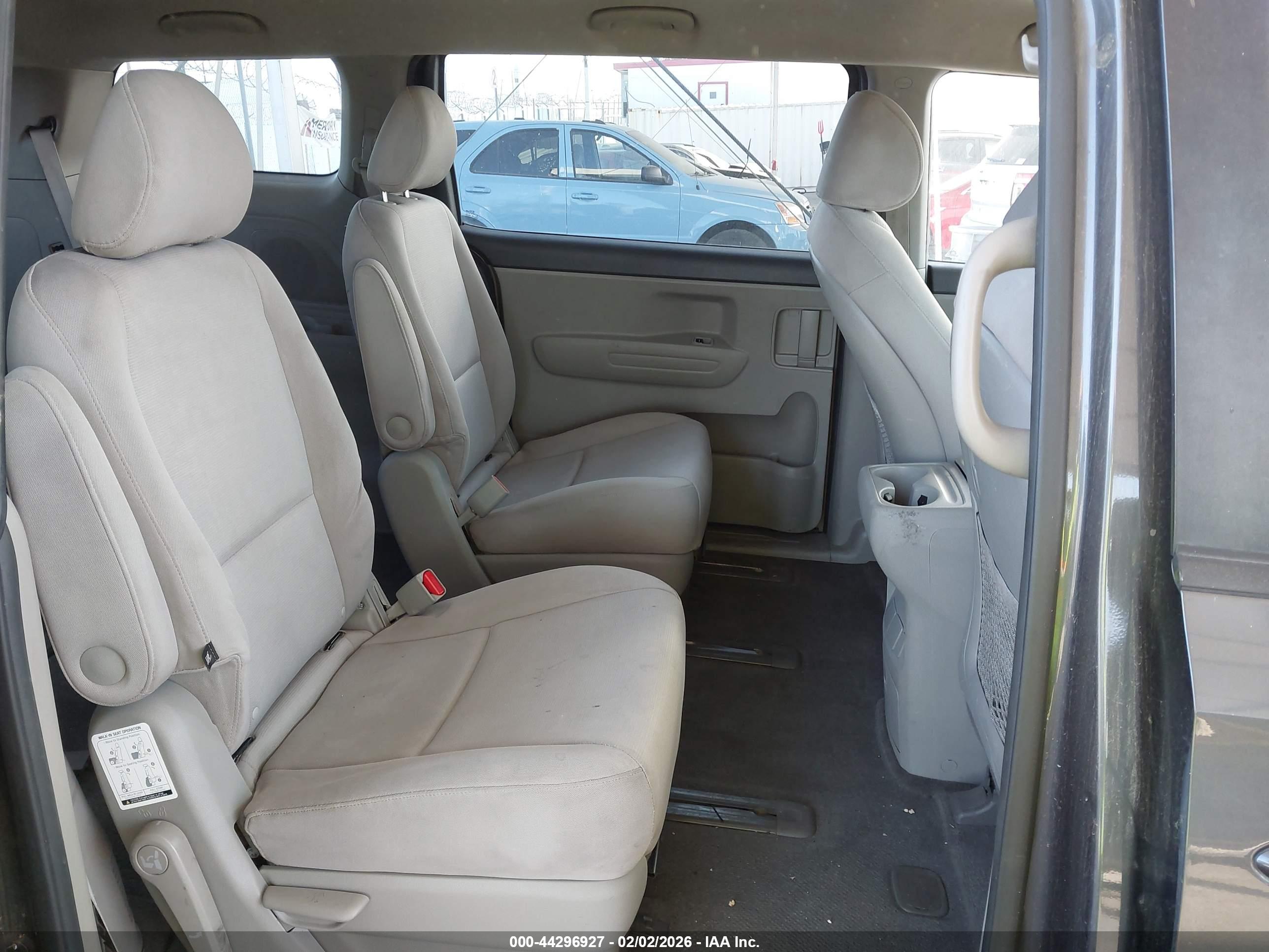 KIA SEDONA image 8