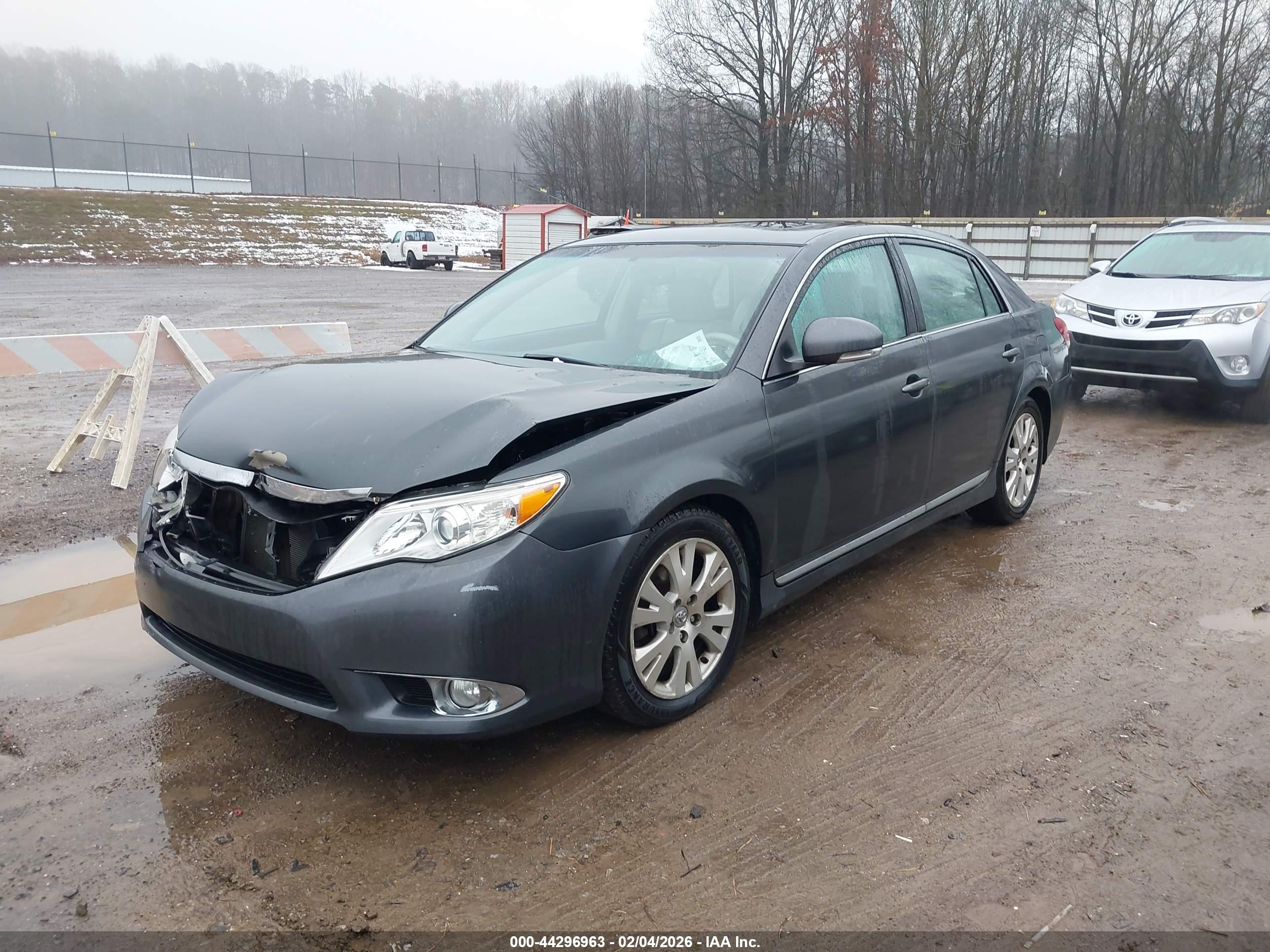 TOYOTA AVALON image 2