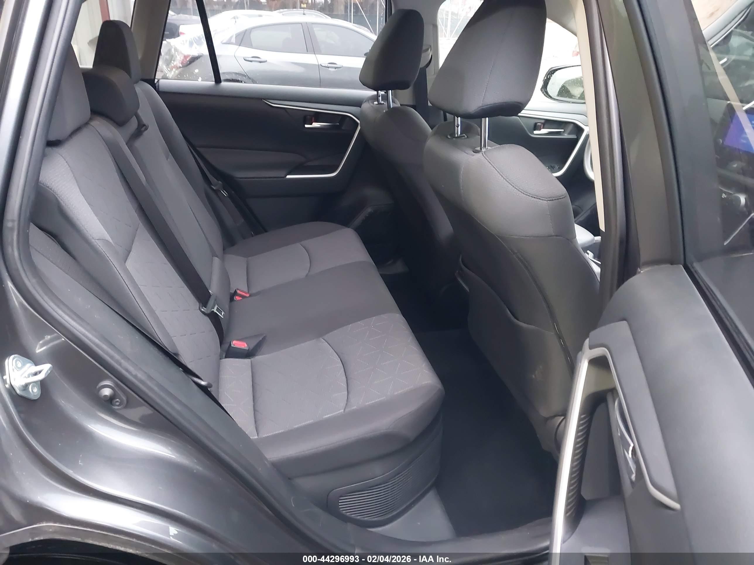 TOYOTA RAV4 image 8