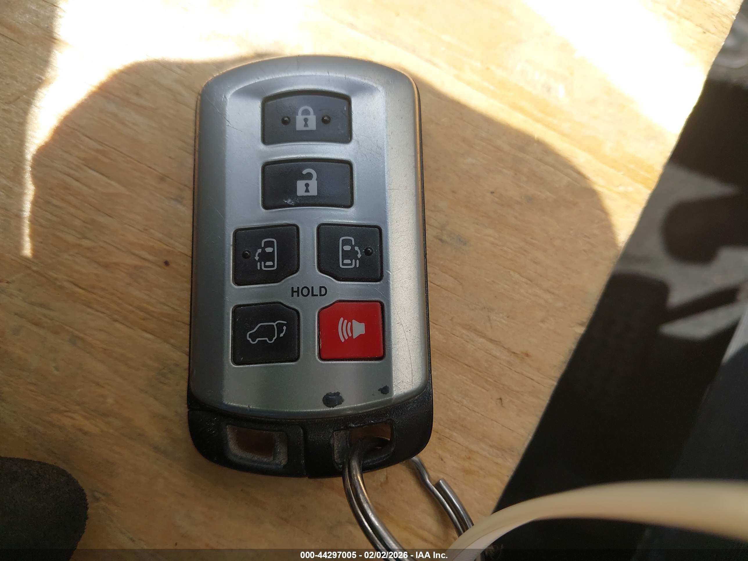 TOYOTA SIENNA image 11
