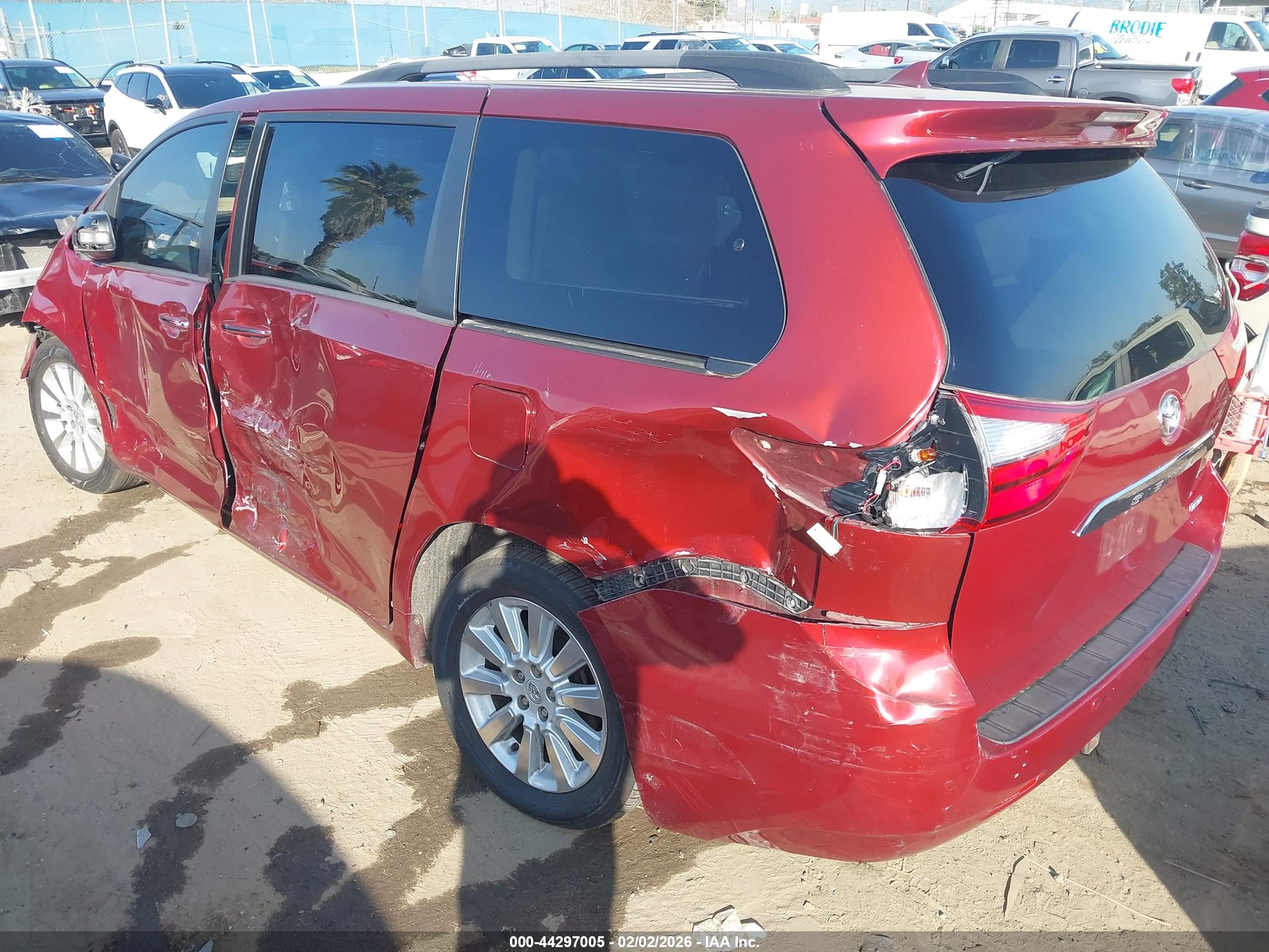 TOYOTA SIENNA image 3