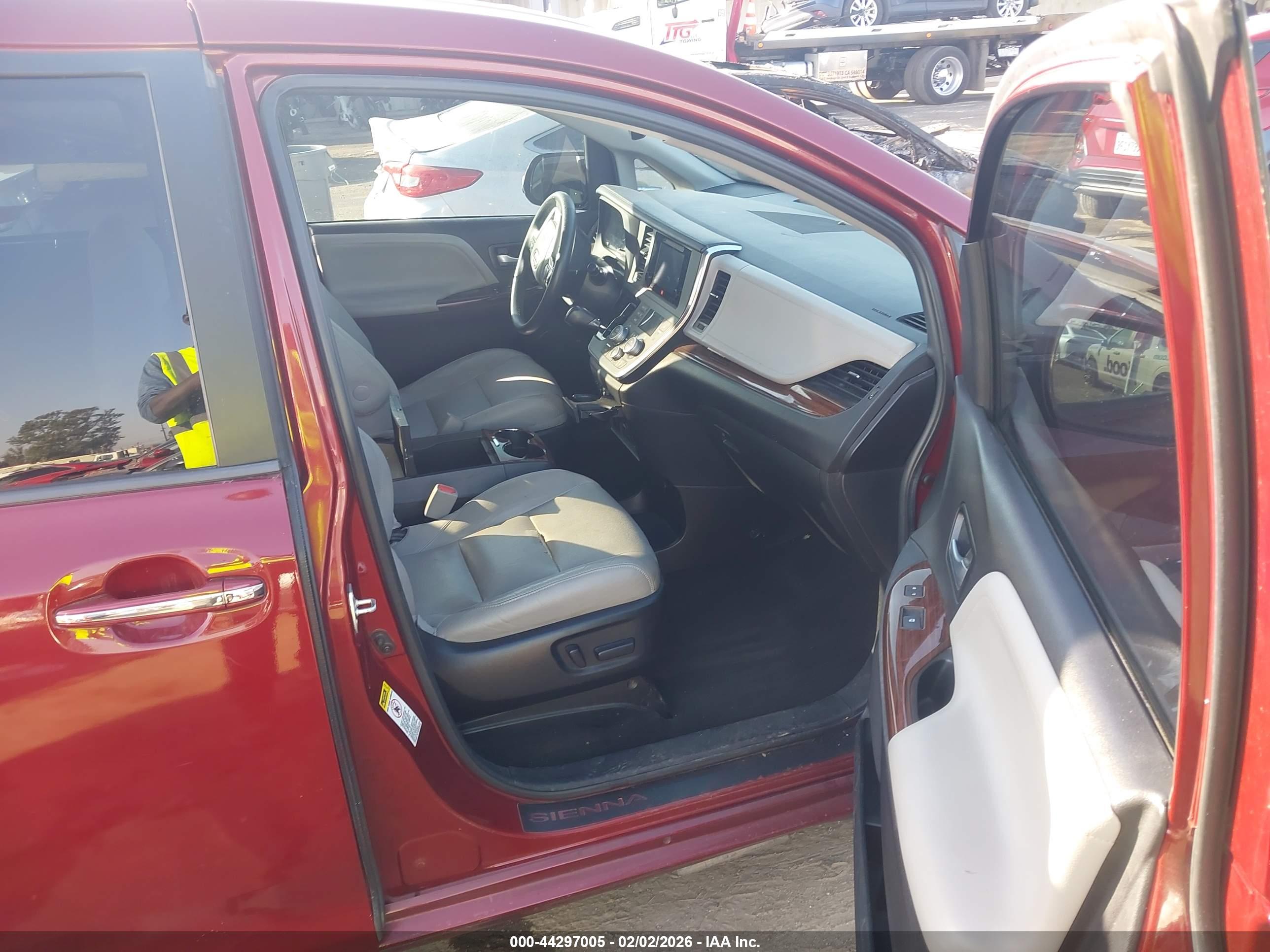 TOYOTA SIENNA image 5