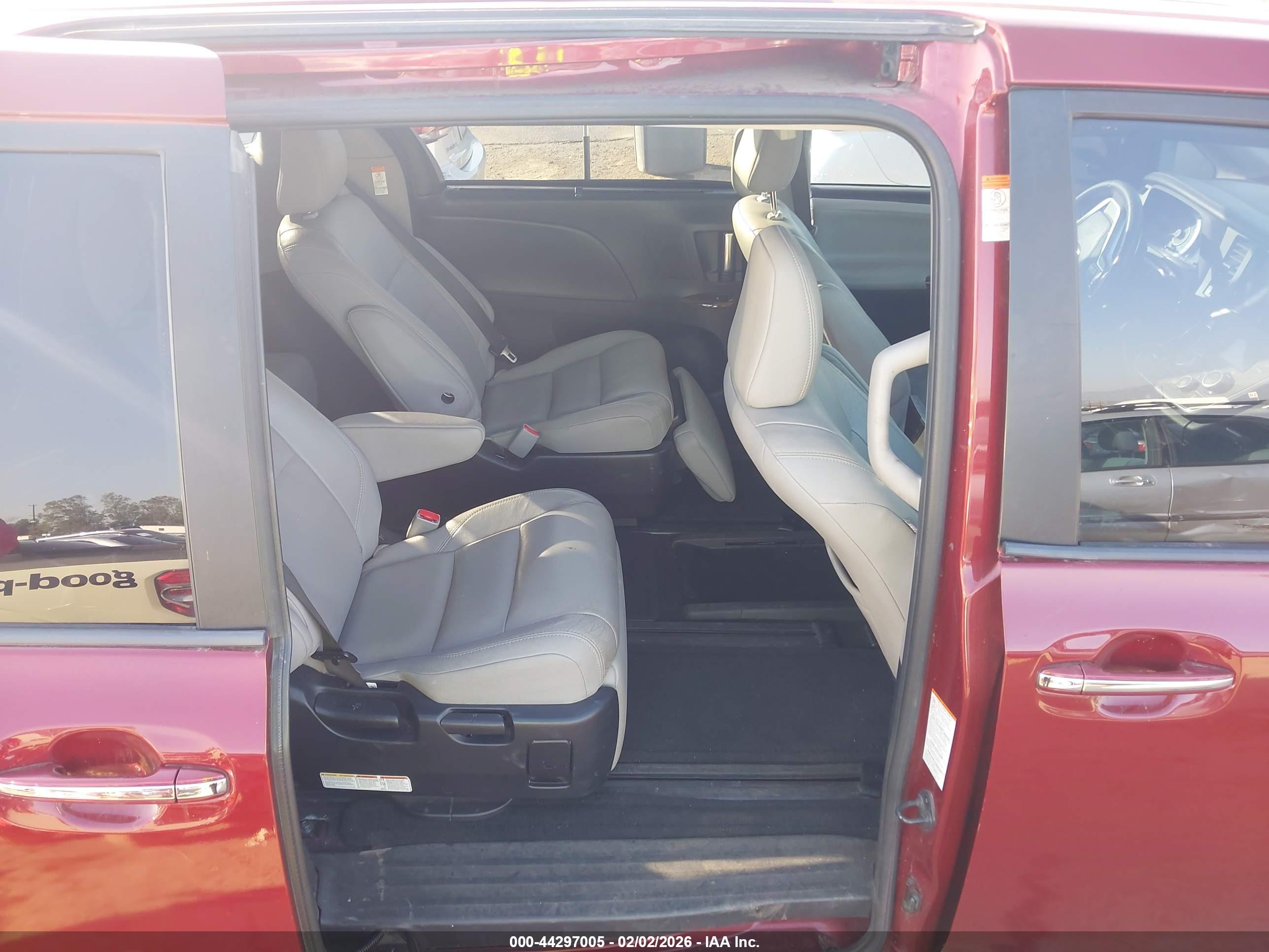 TOYOTA SIENNA image 8