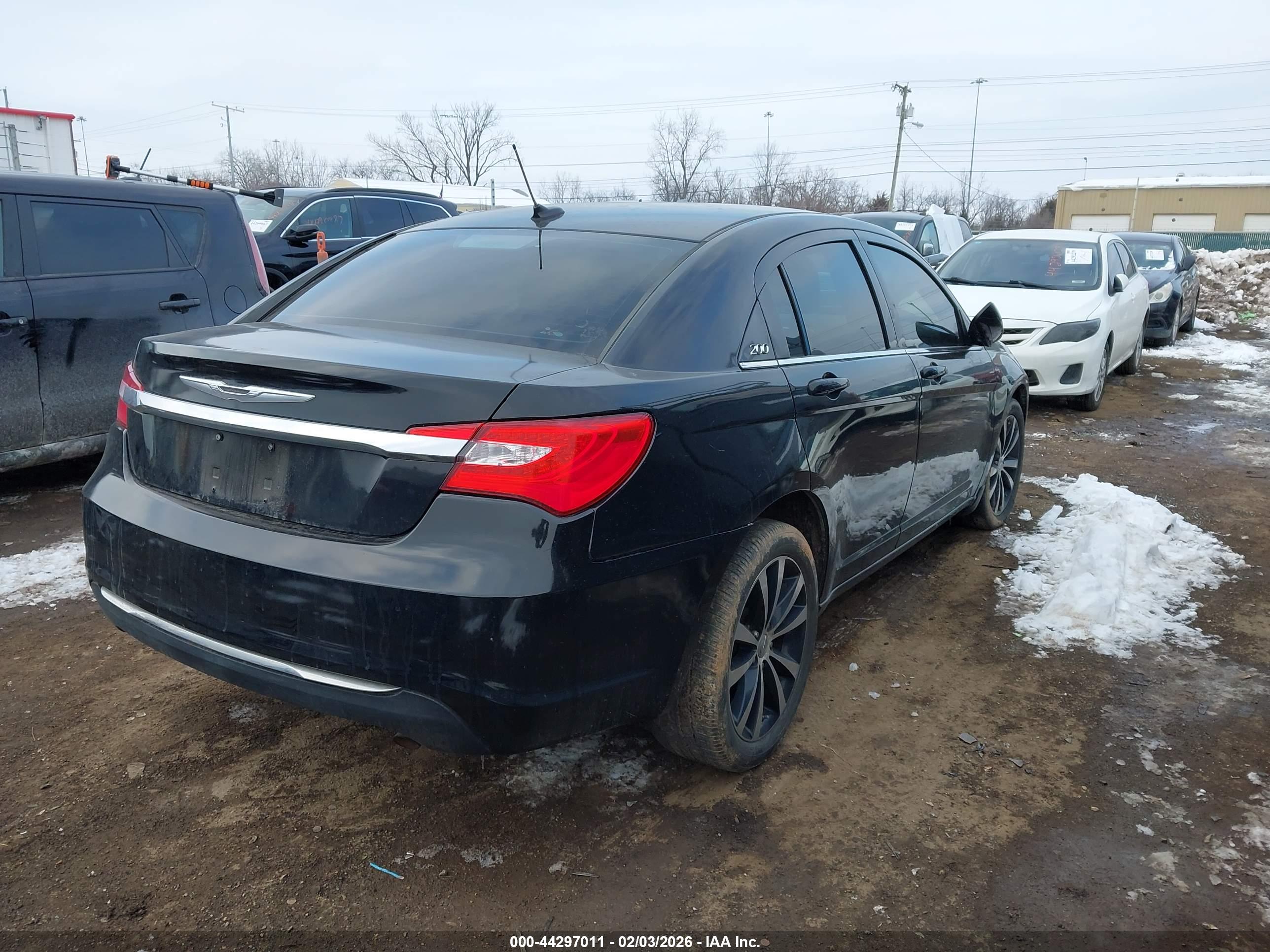 CHRYSLER 200 image 4