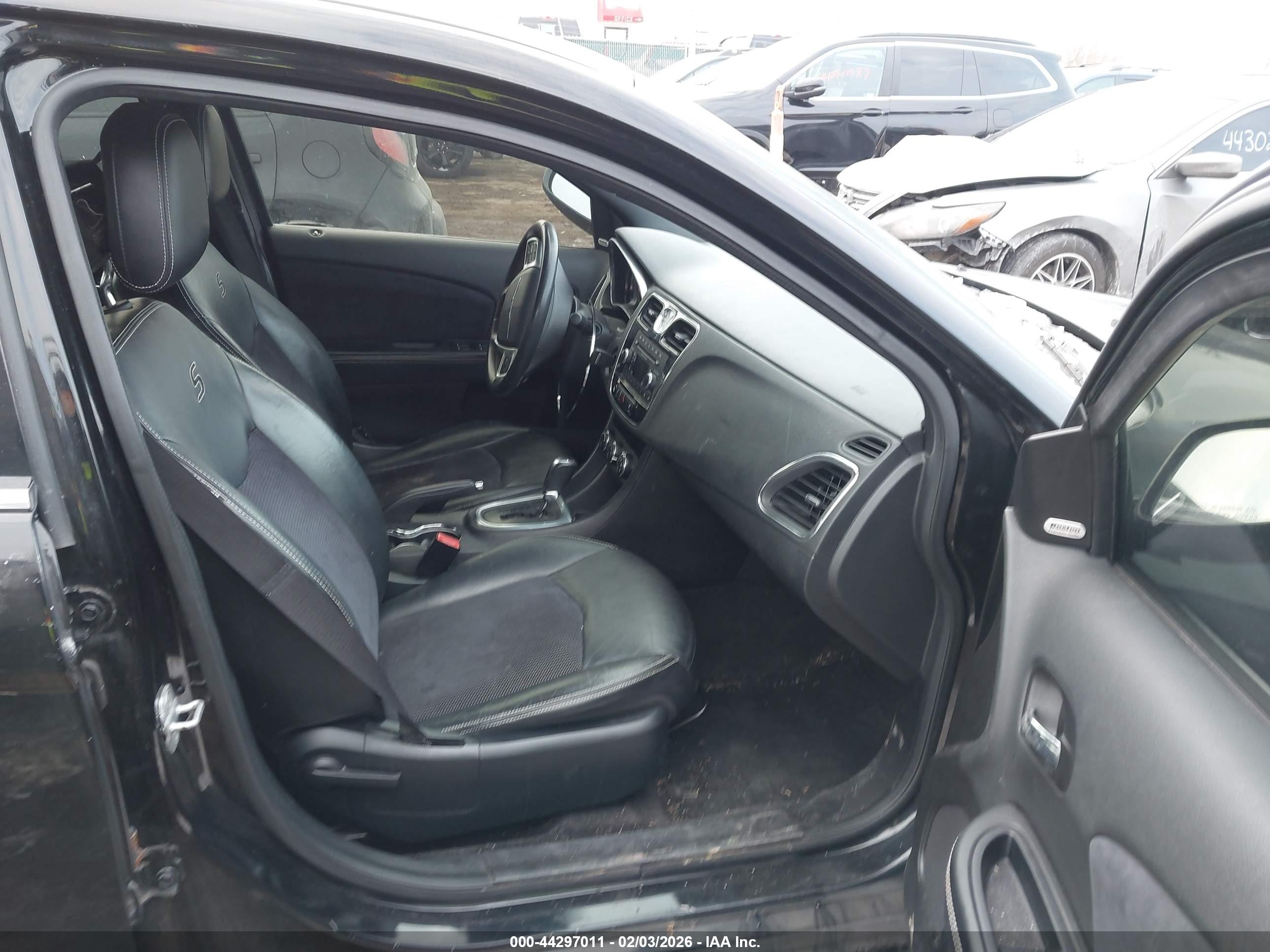 CHRYSLER 200 image 5