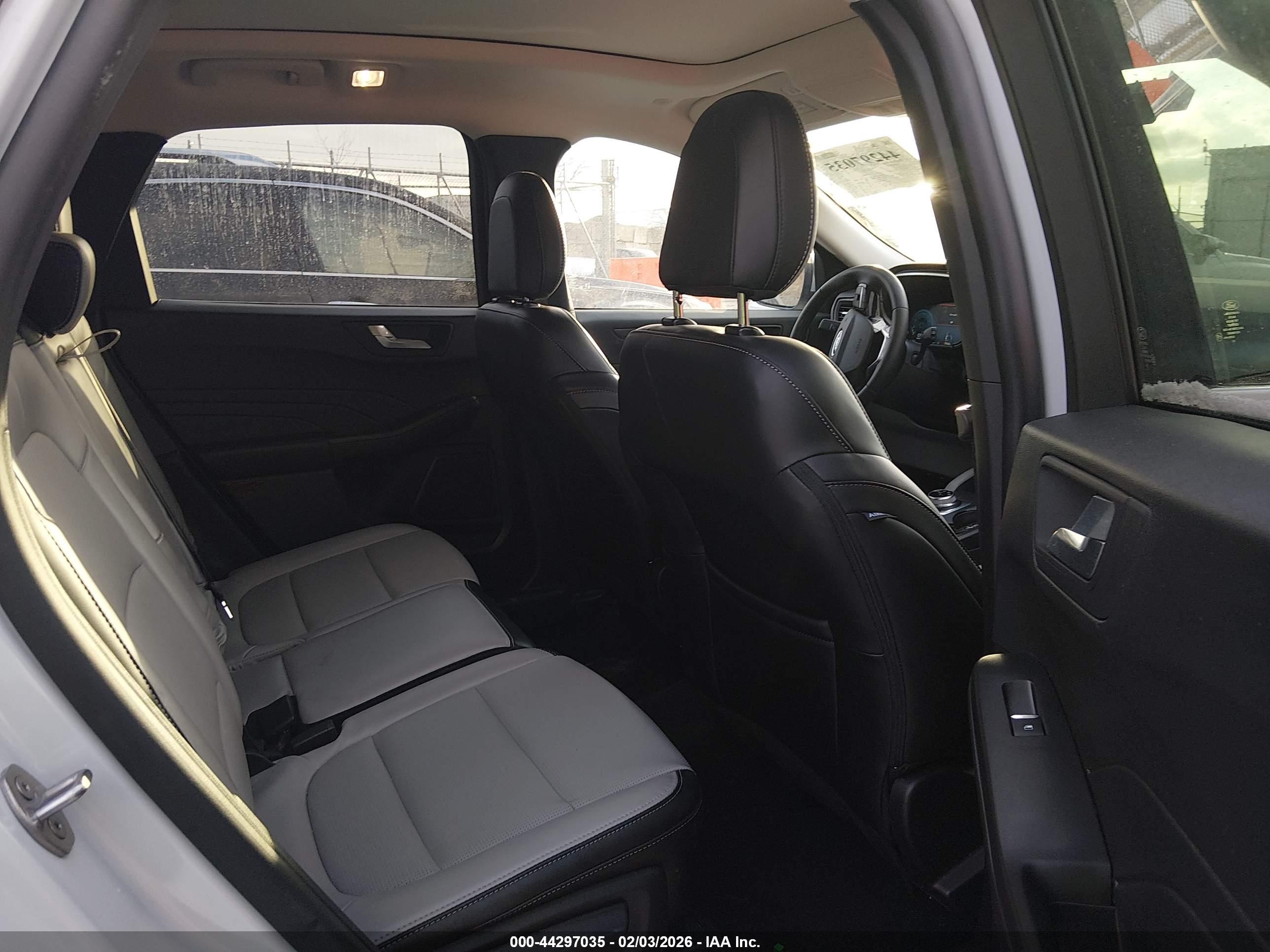 FORD ESCAPE image 8