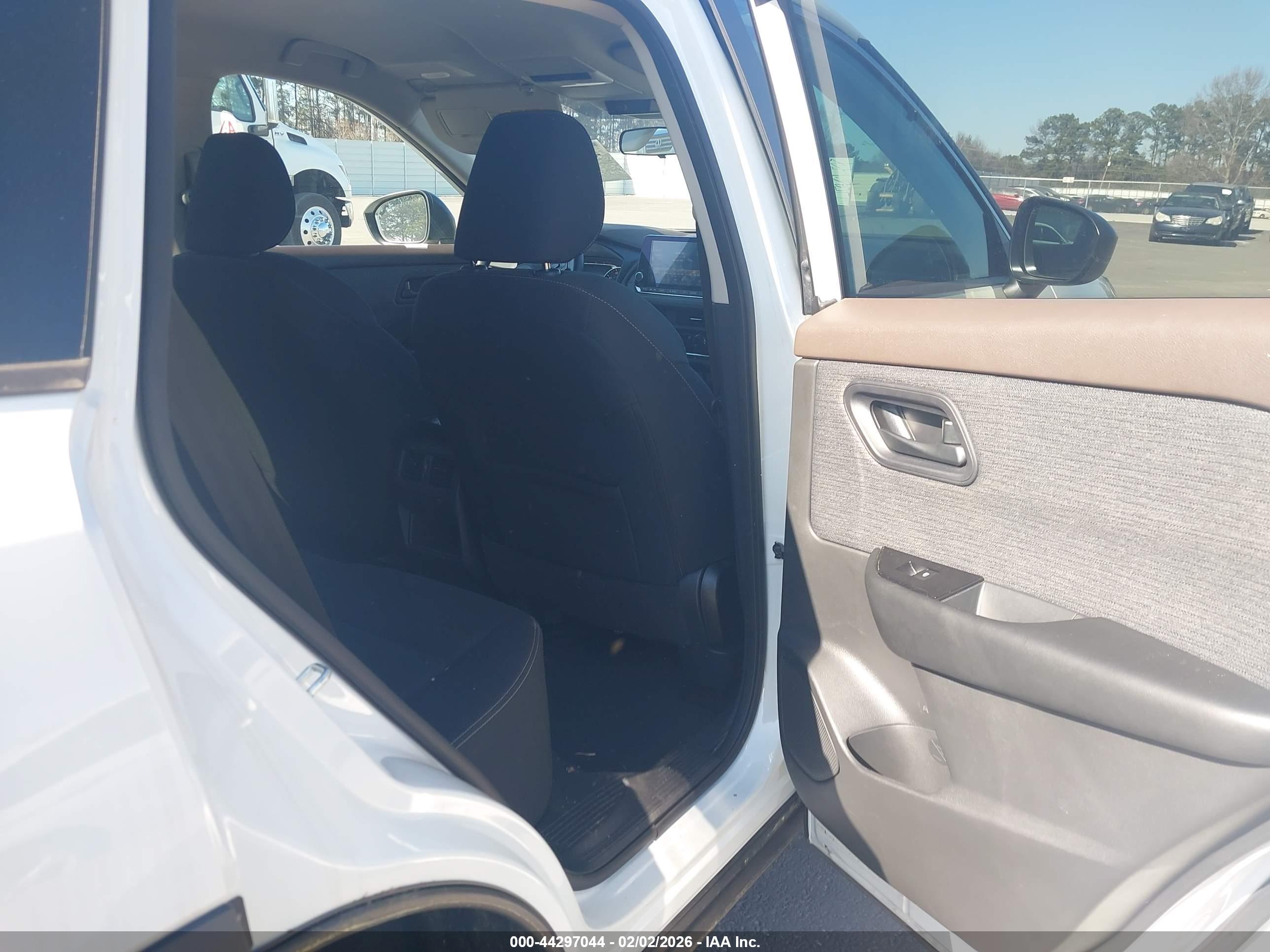 NISSAN ROGUE image 8