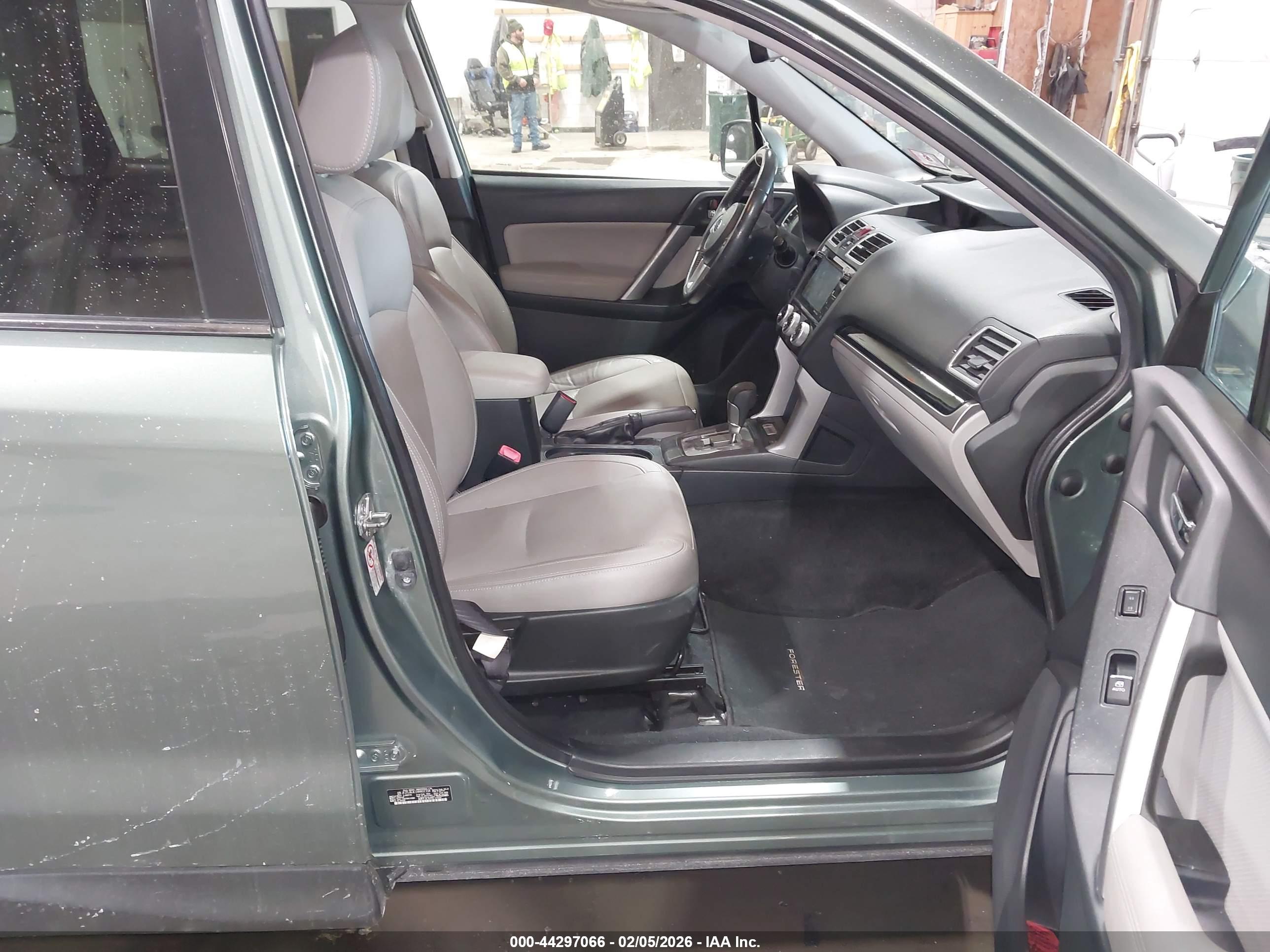 SUBARU FORESTER image 5