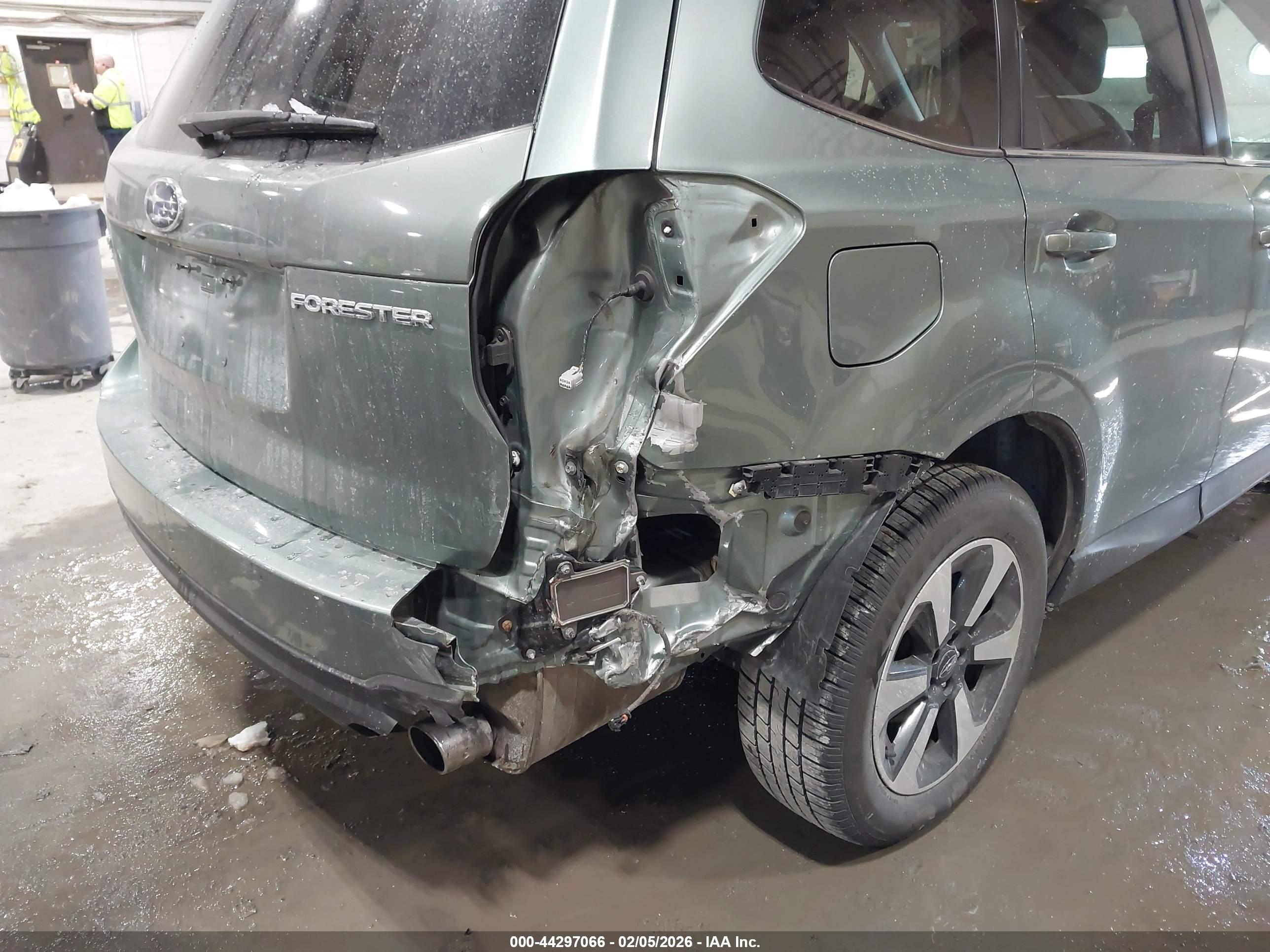 SUBARU FORESTER image 6