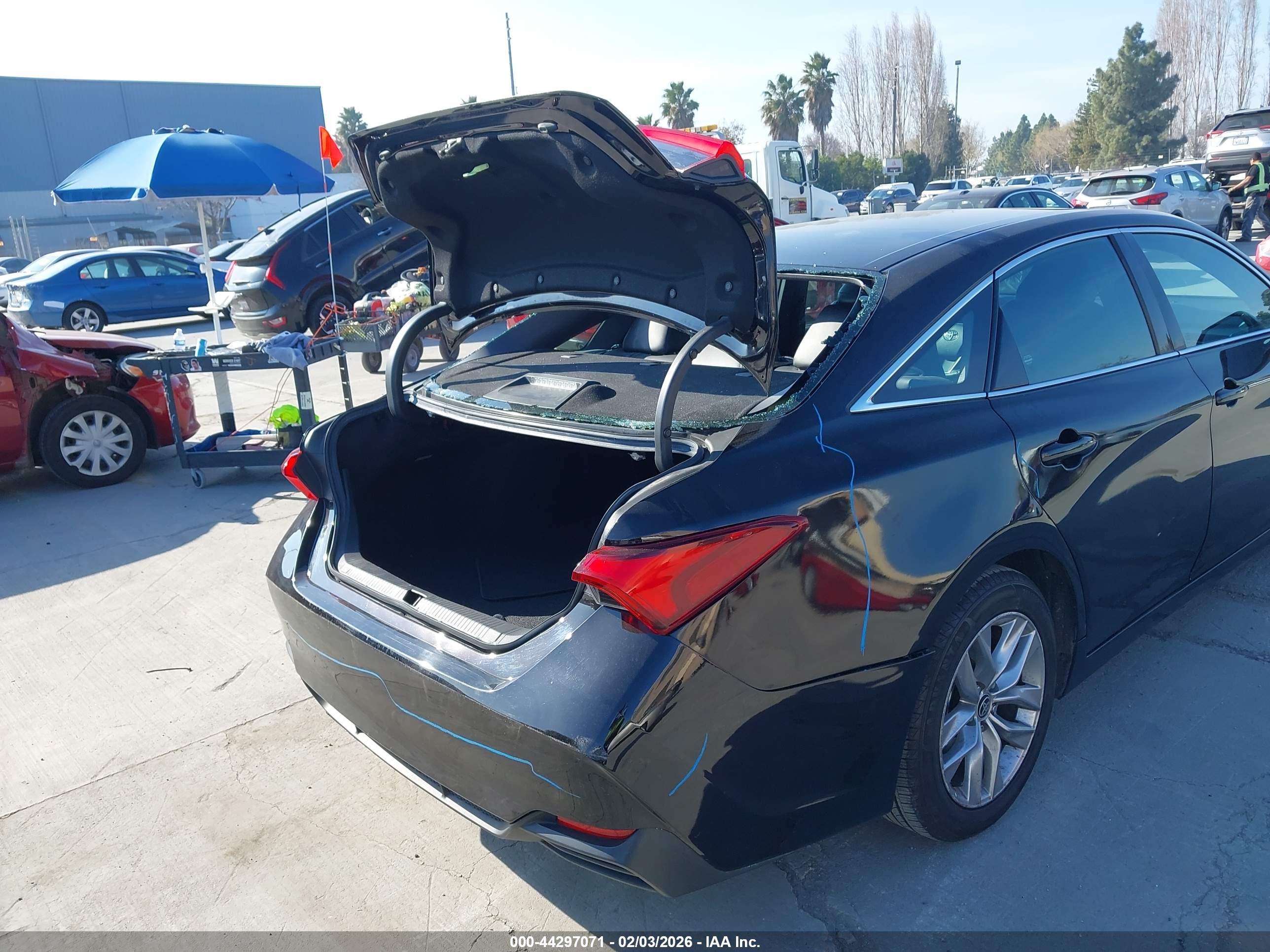 TOYOTA AVALON image 6