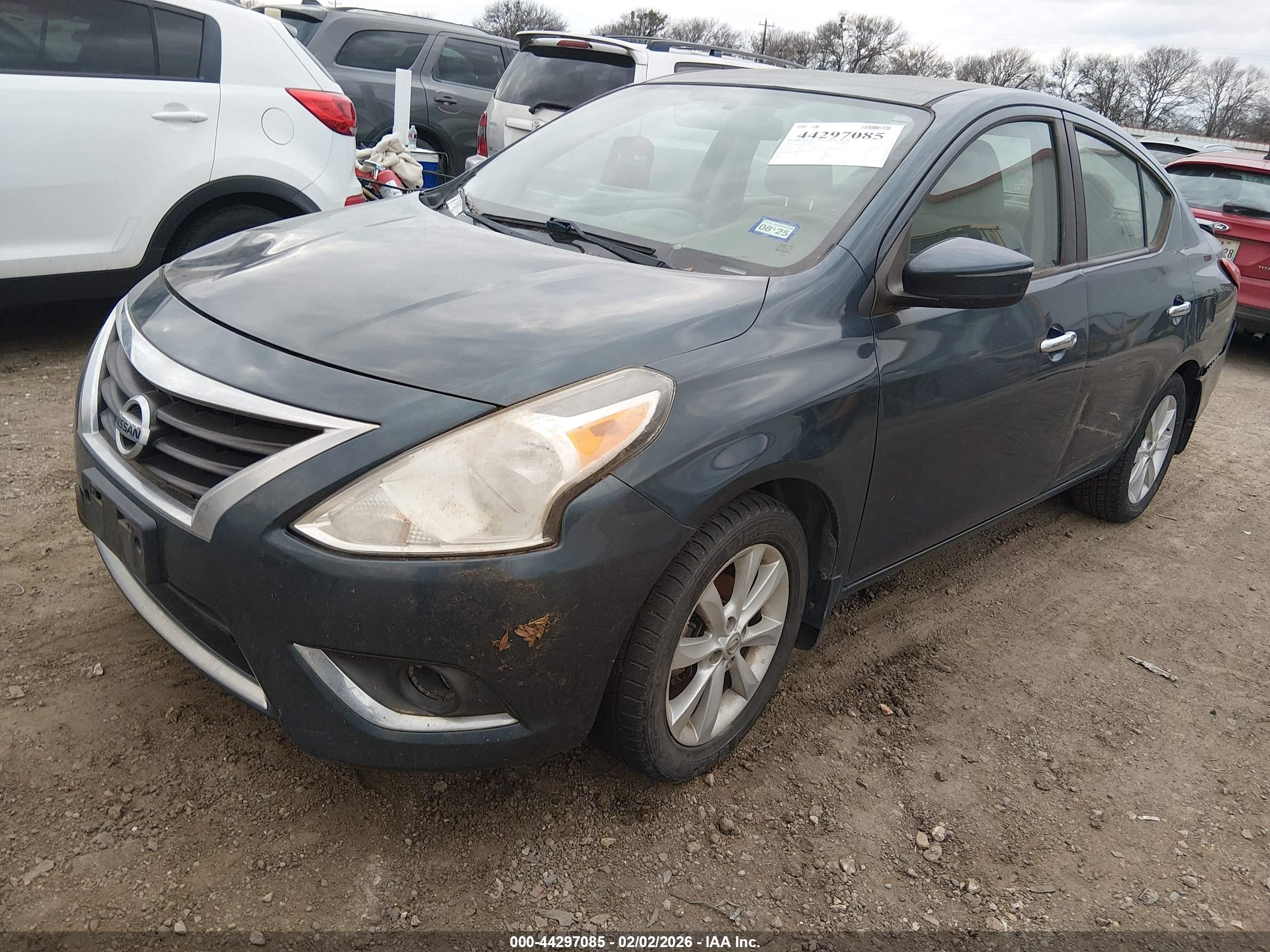 NISSAN VERSA image 2
