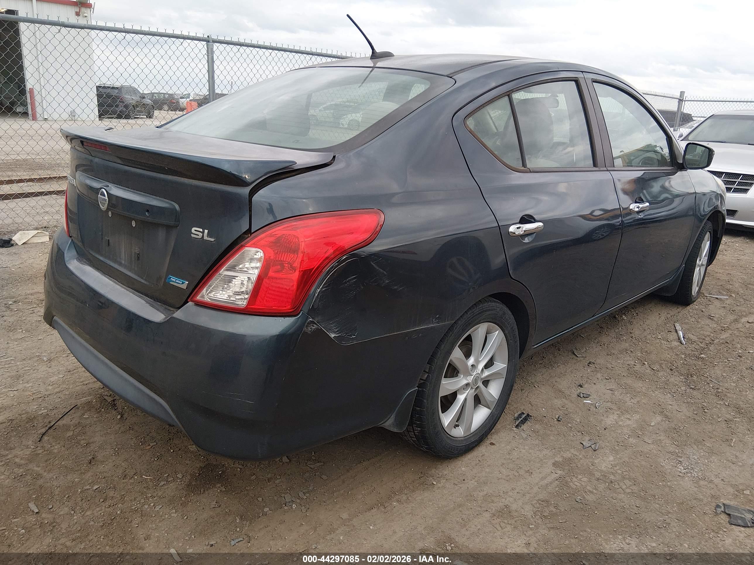 NISSAN VERSA image 4