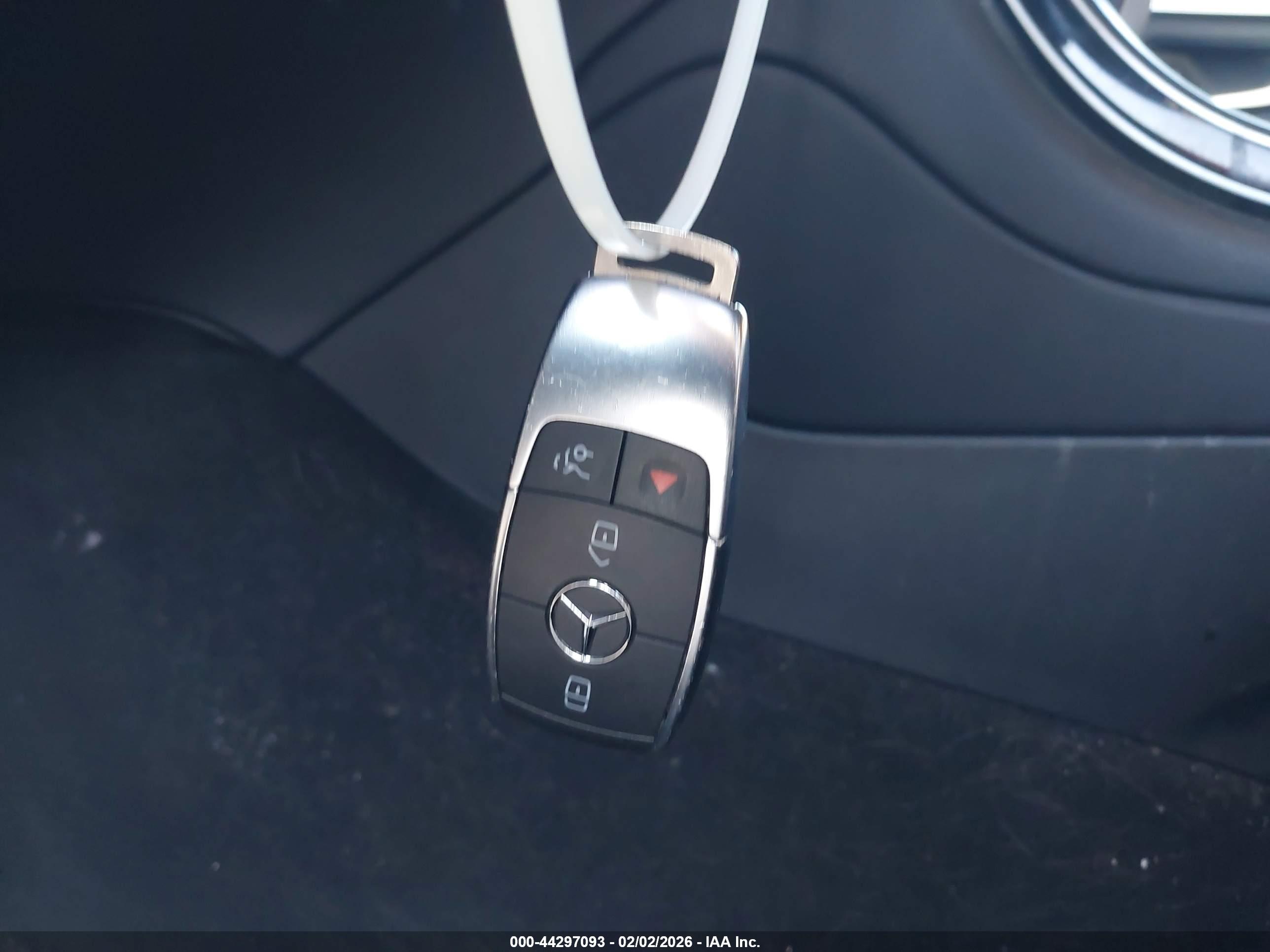 MERCEDES-BENZ GLC image 11