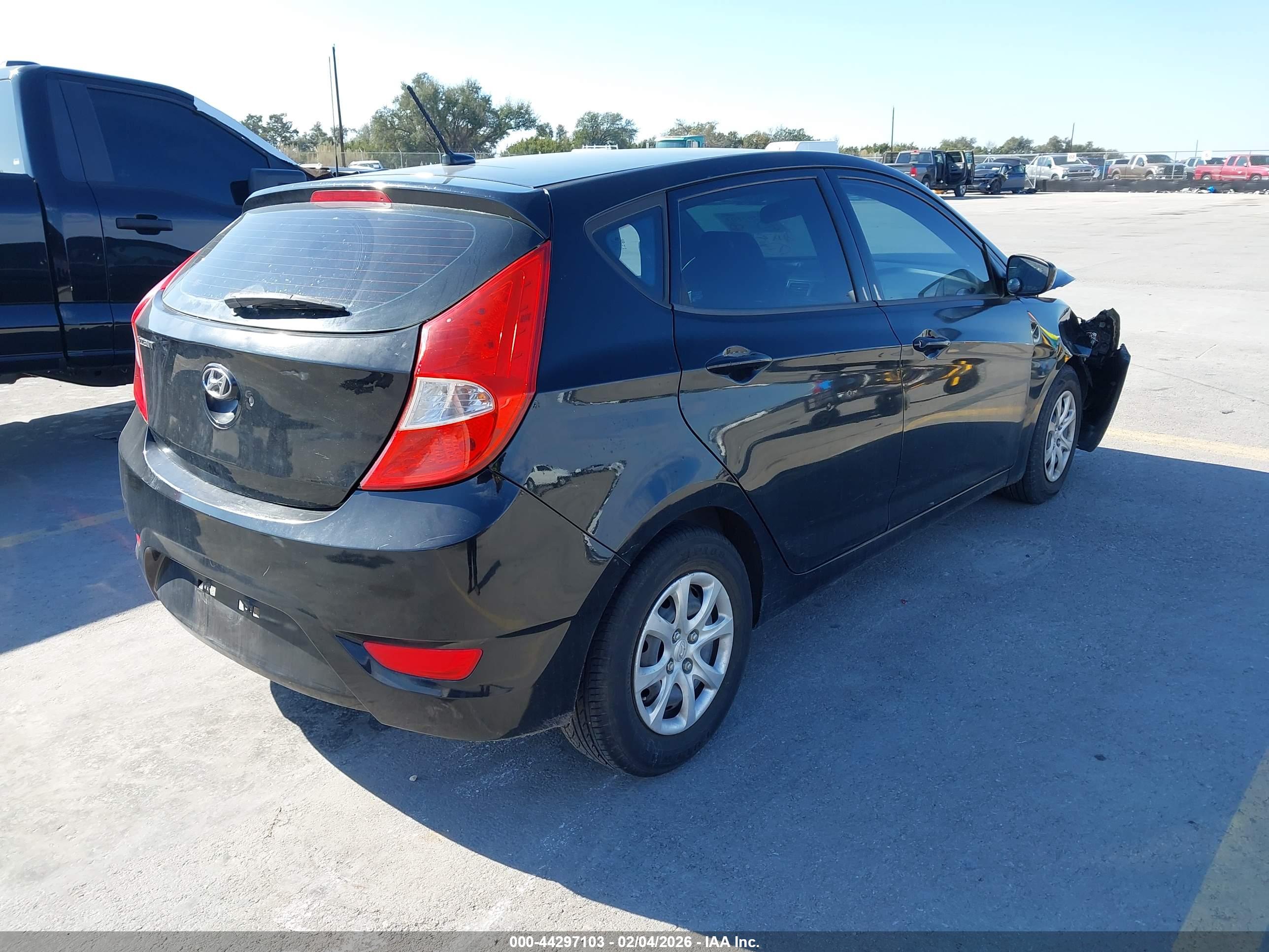 HYUNDAI ACCENT image 4