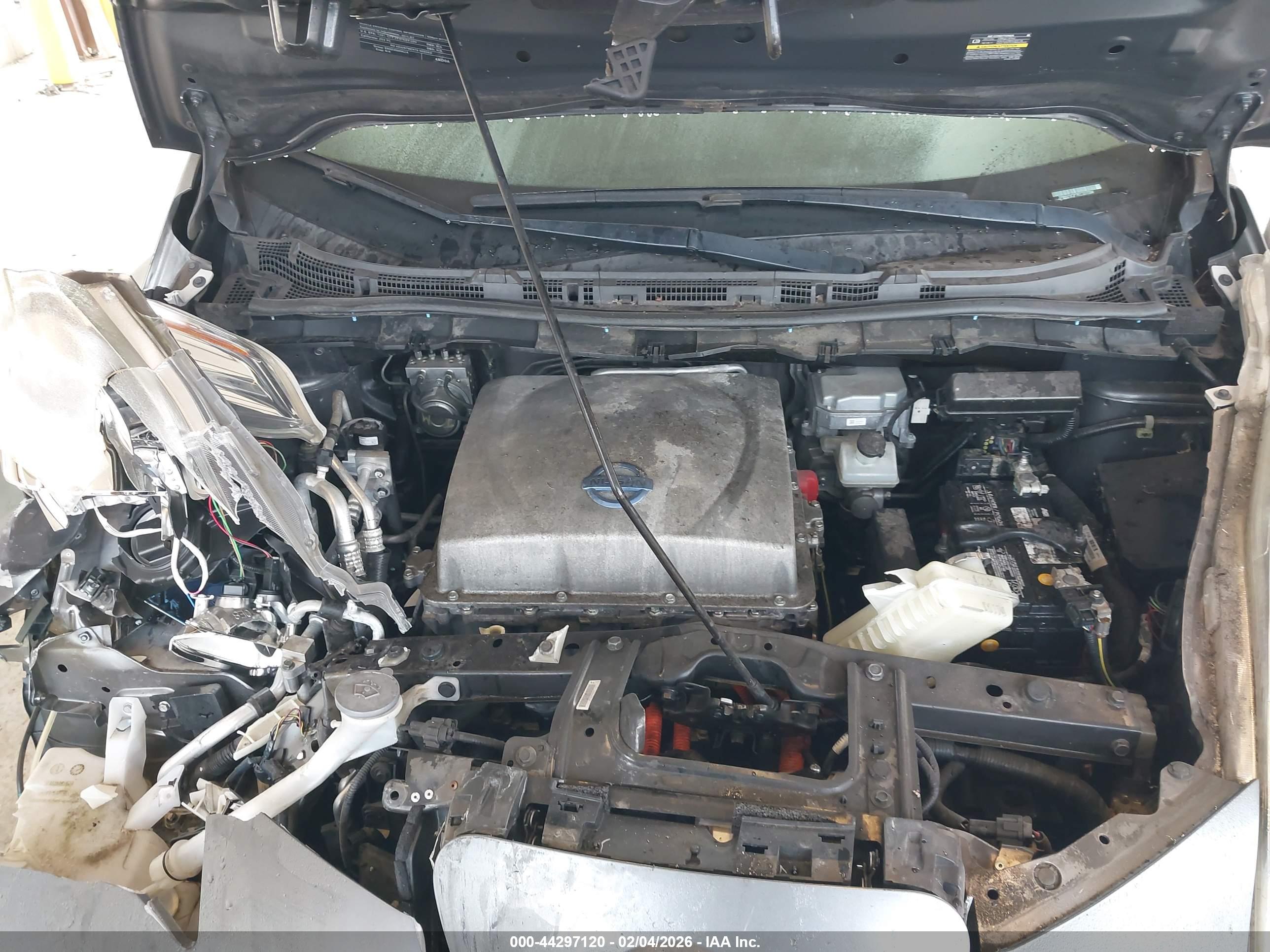 NISSAN LEAF image 10