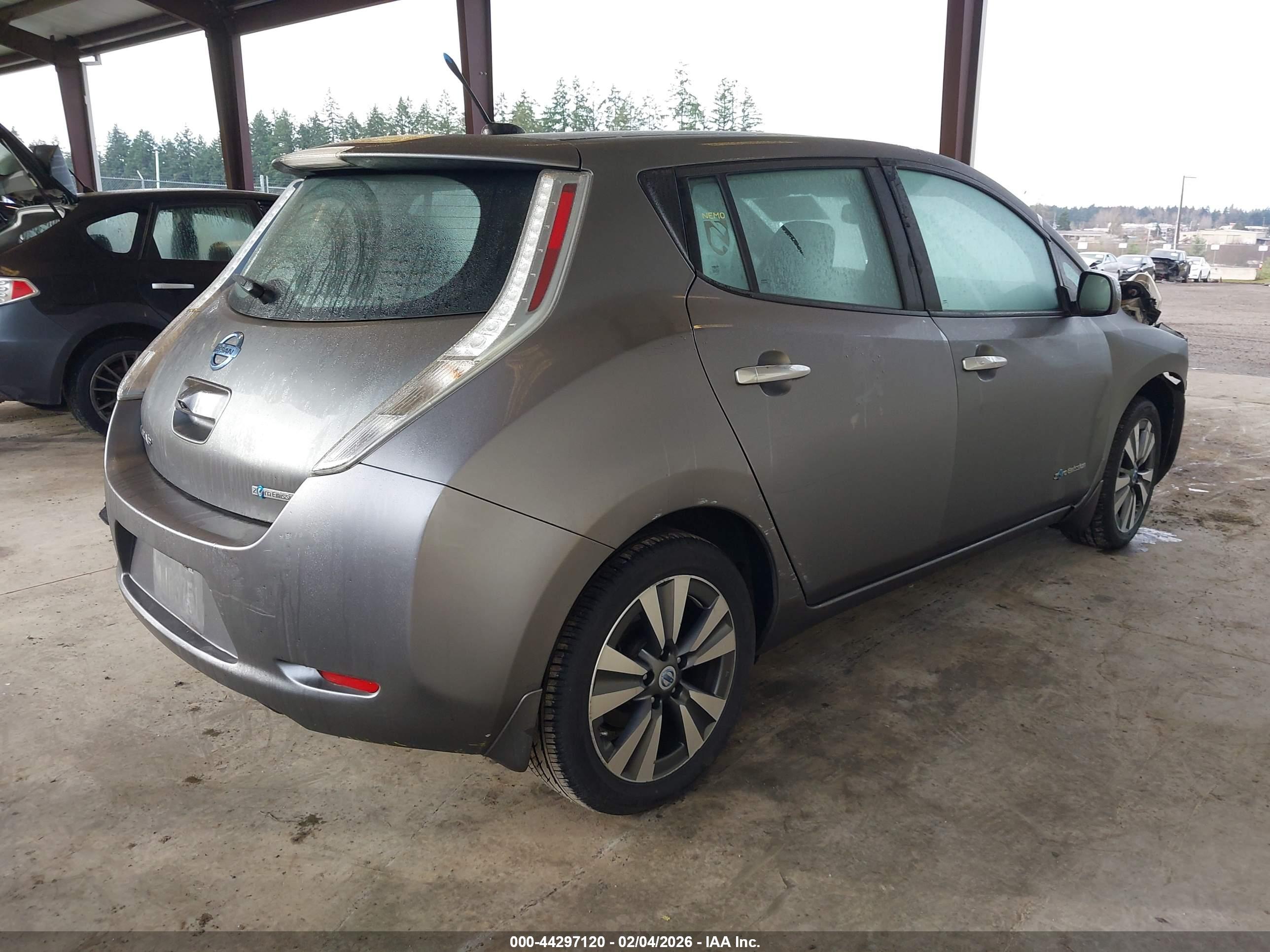 NISSAN LEAF image 4