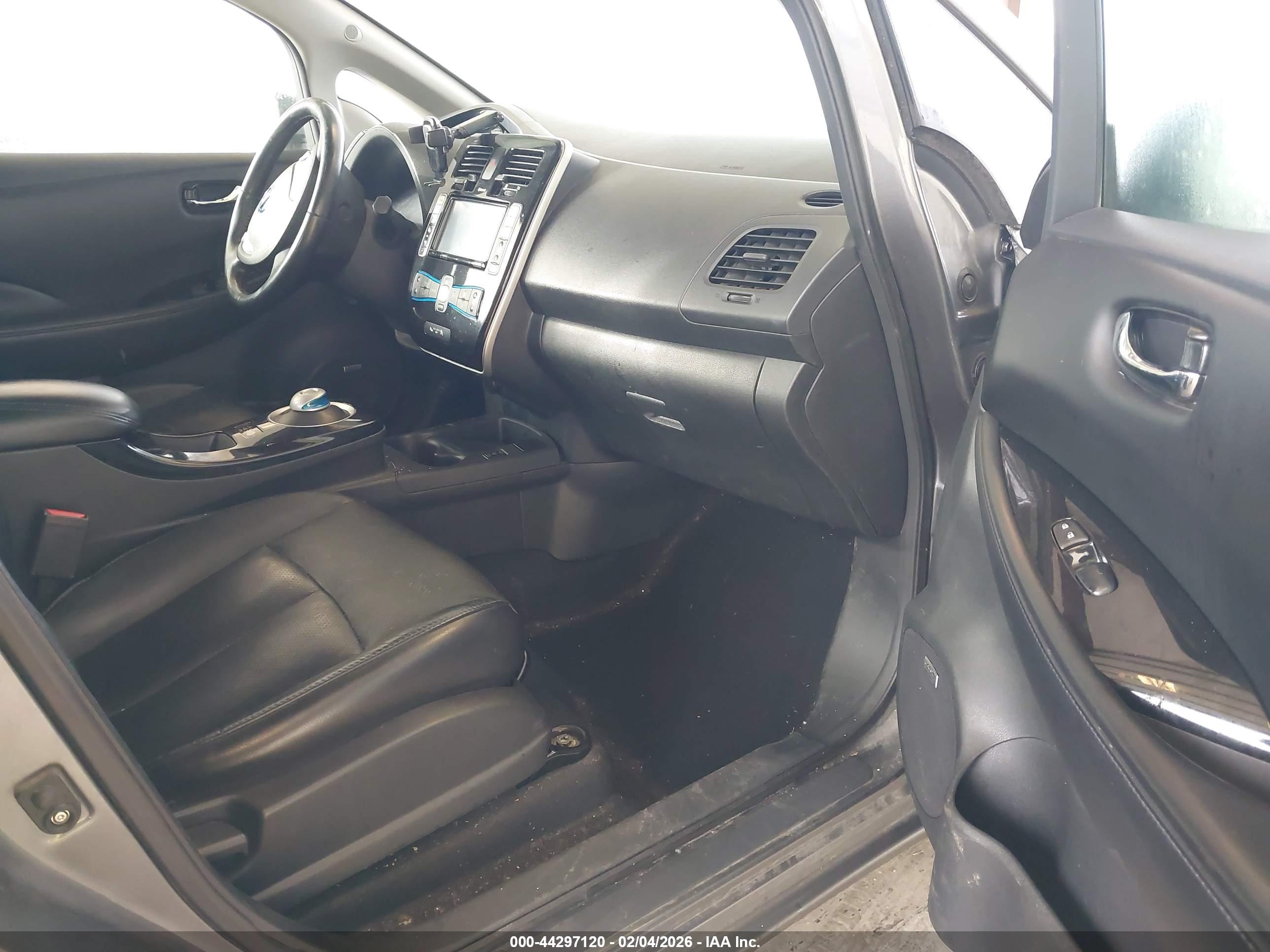 NISSAN LEAF image 5