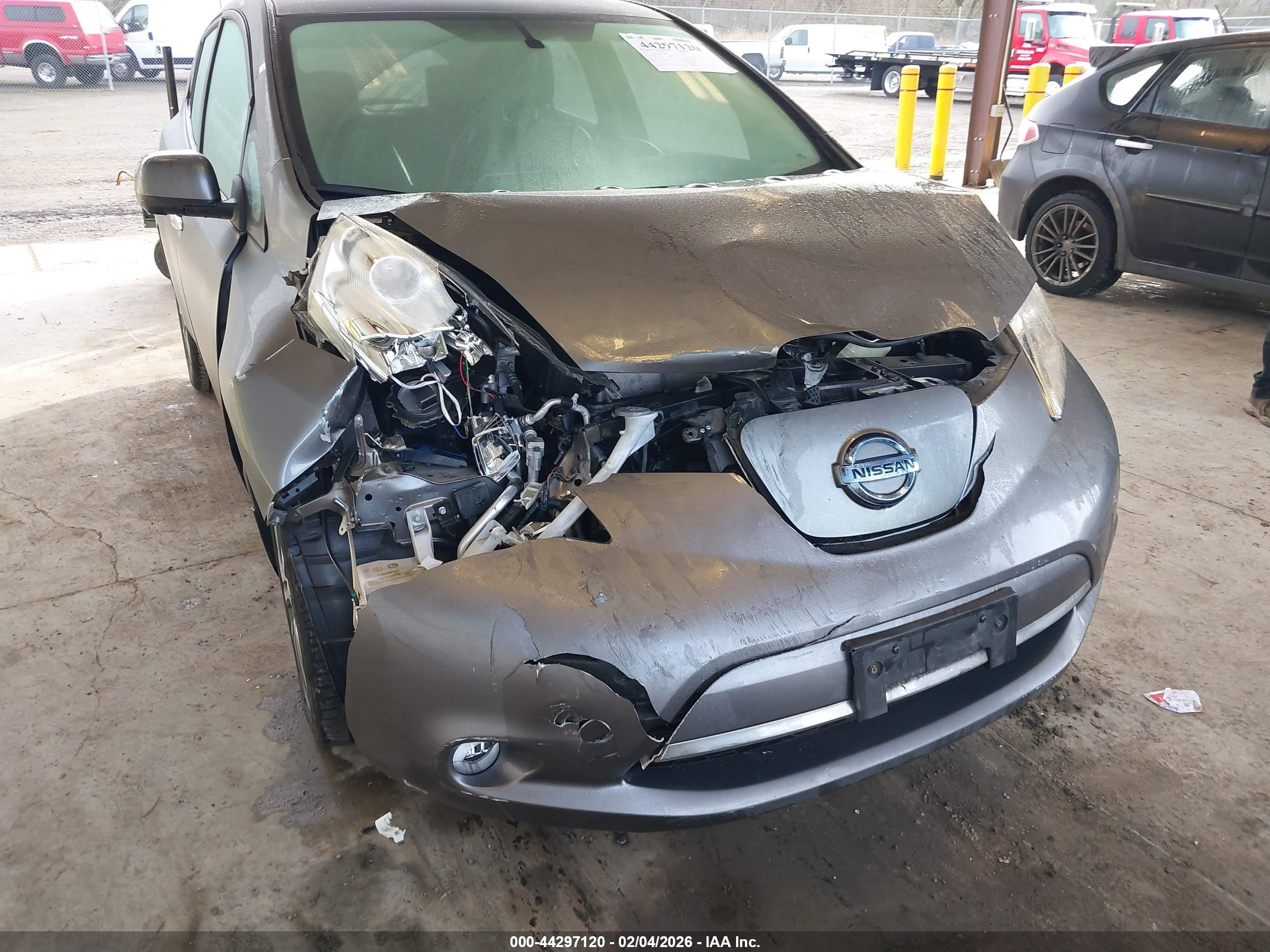NISSAN LEAF image 6