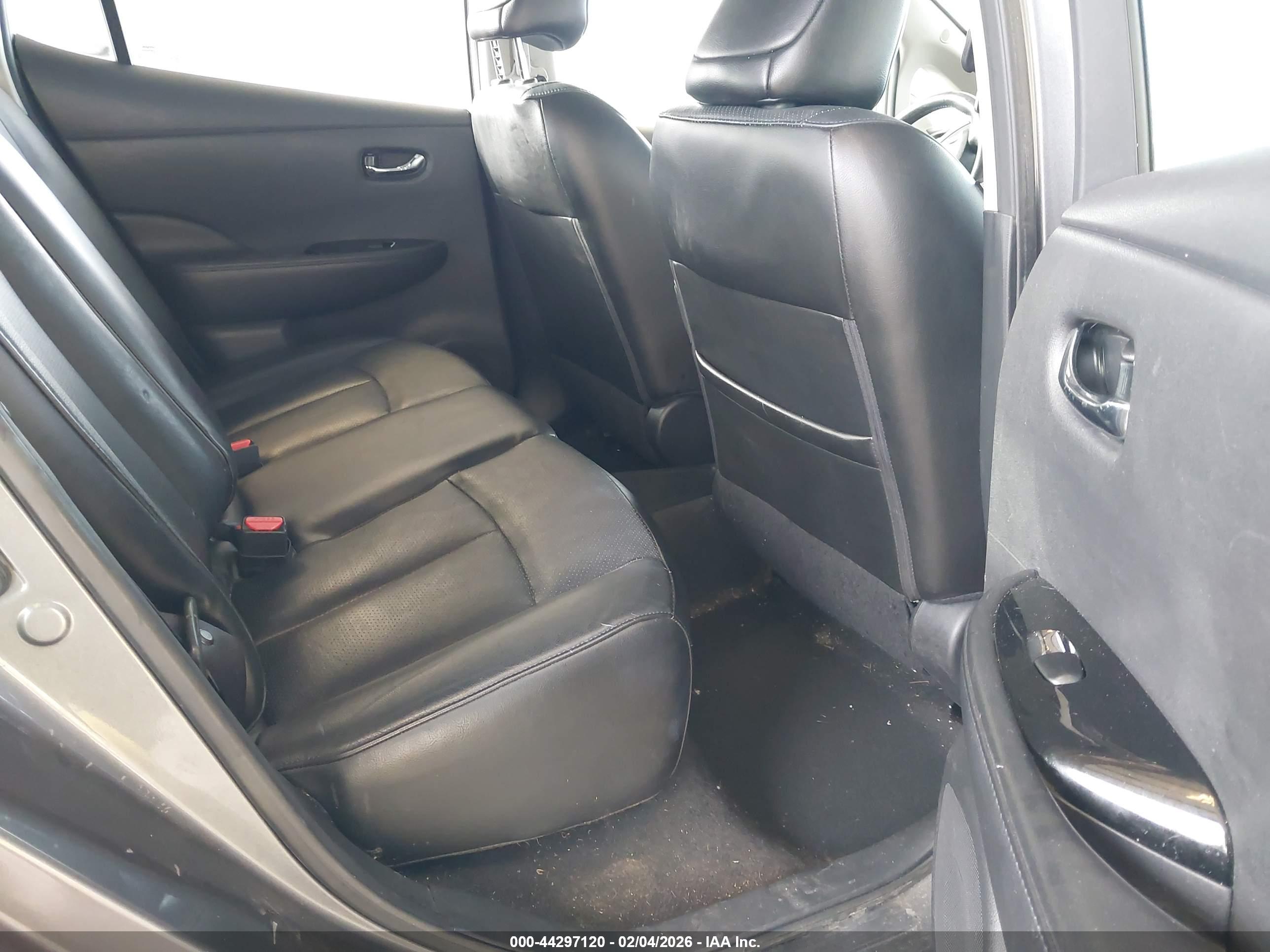 NISSAN LEAF image 8
