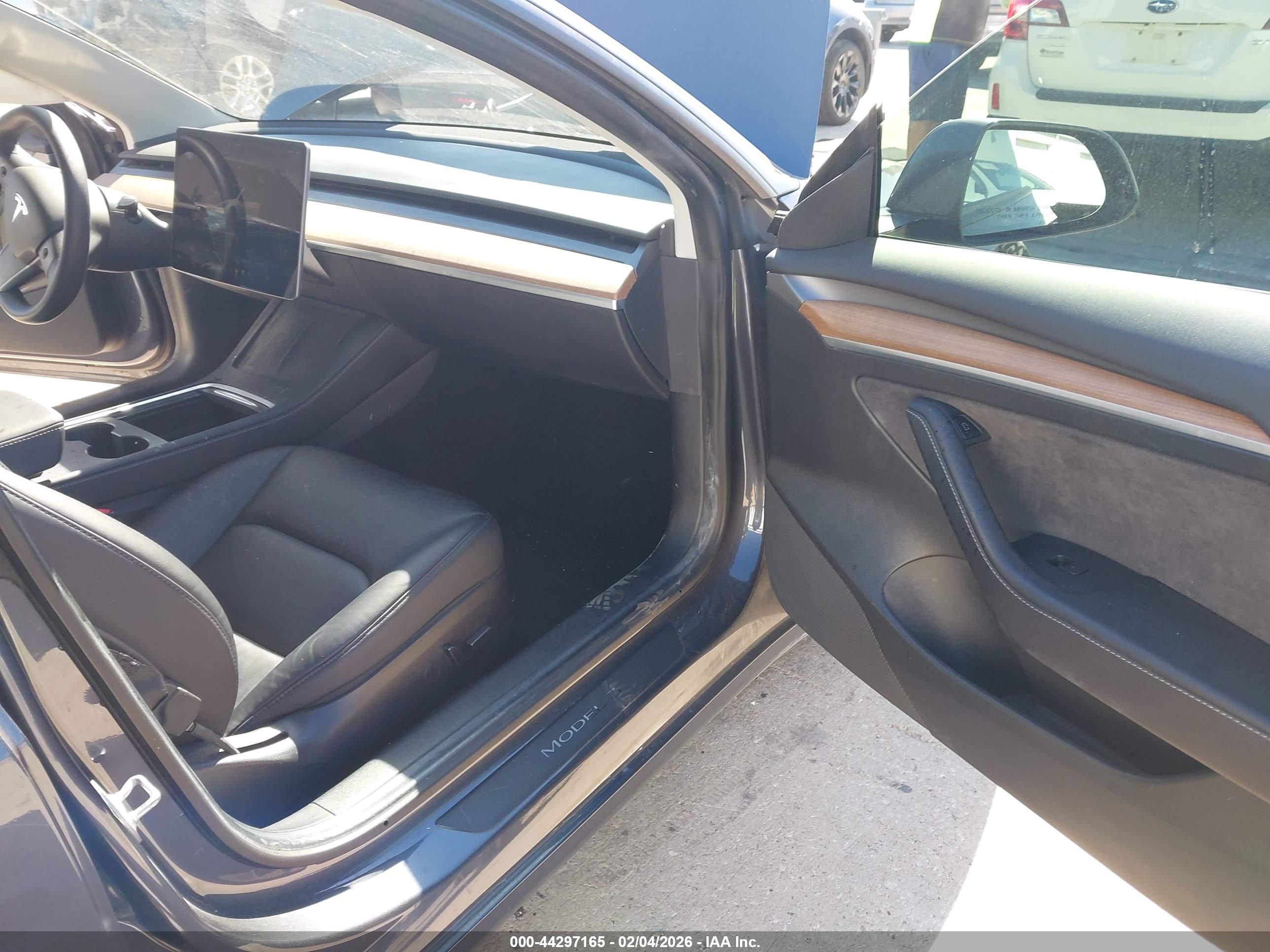 TESLA MODEL image 5