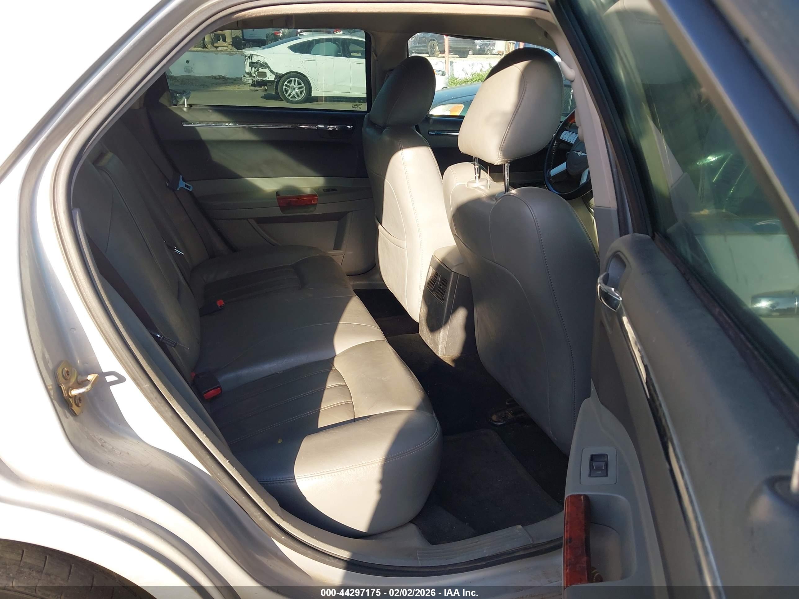 CHRYSLER 300C image 8