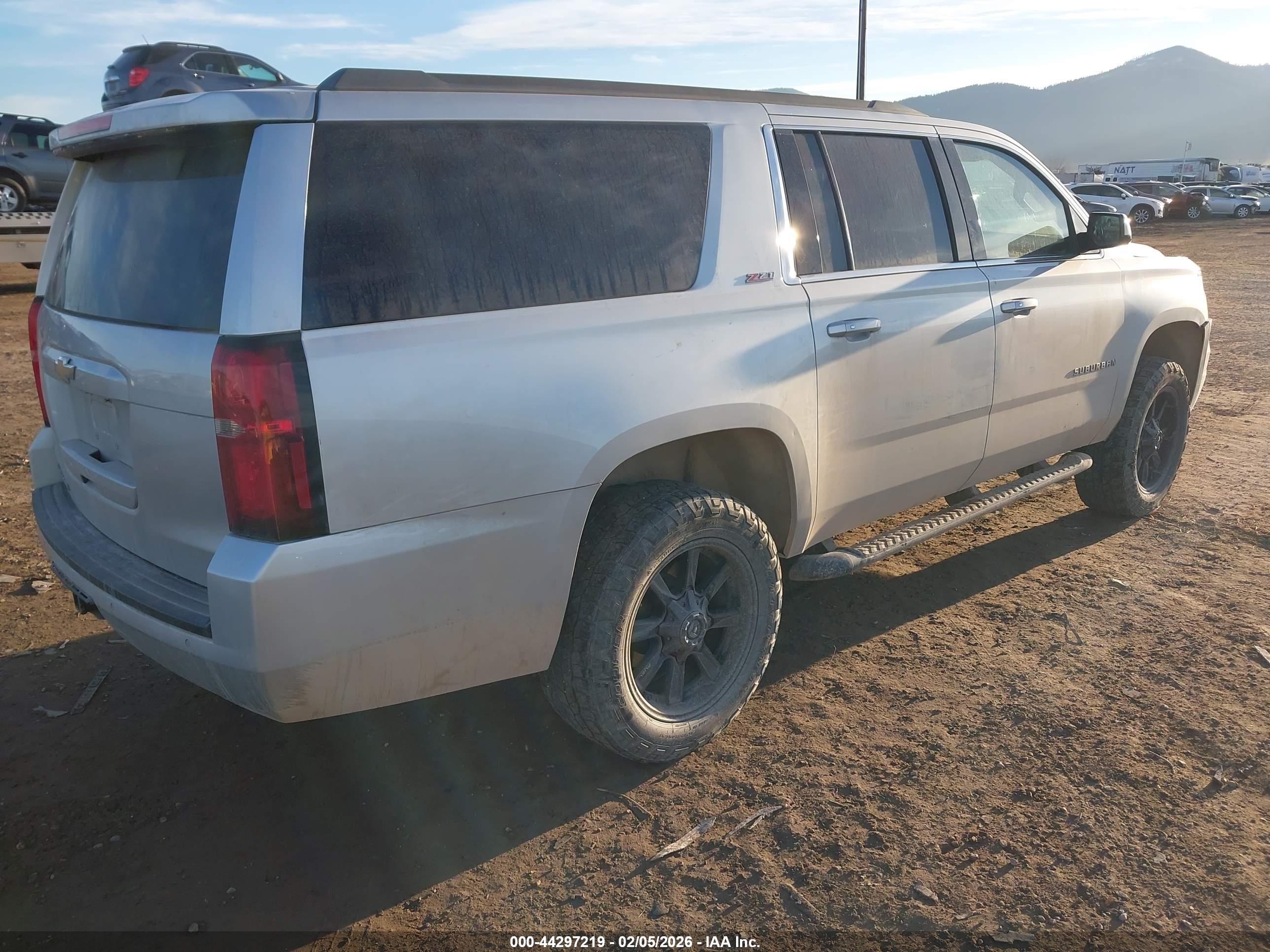 CHEVROLET SUBURBAN image 4