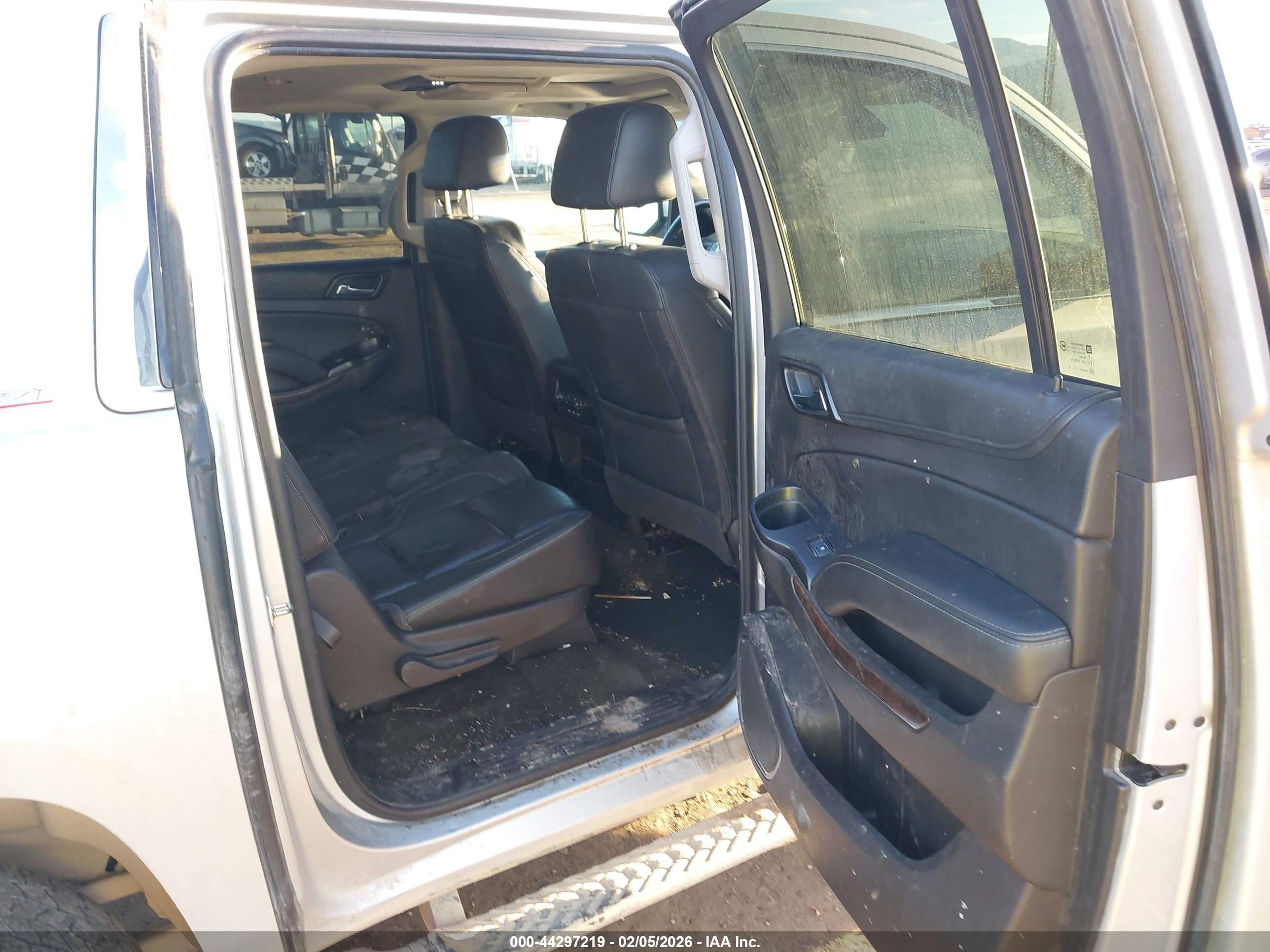 CHEVROLET SUBURBAN image 8
