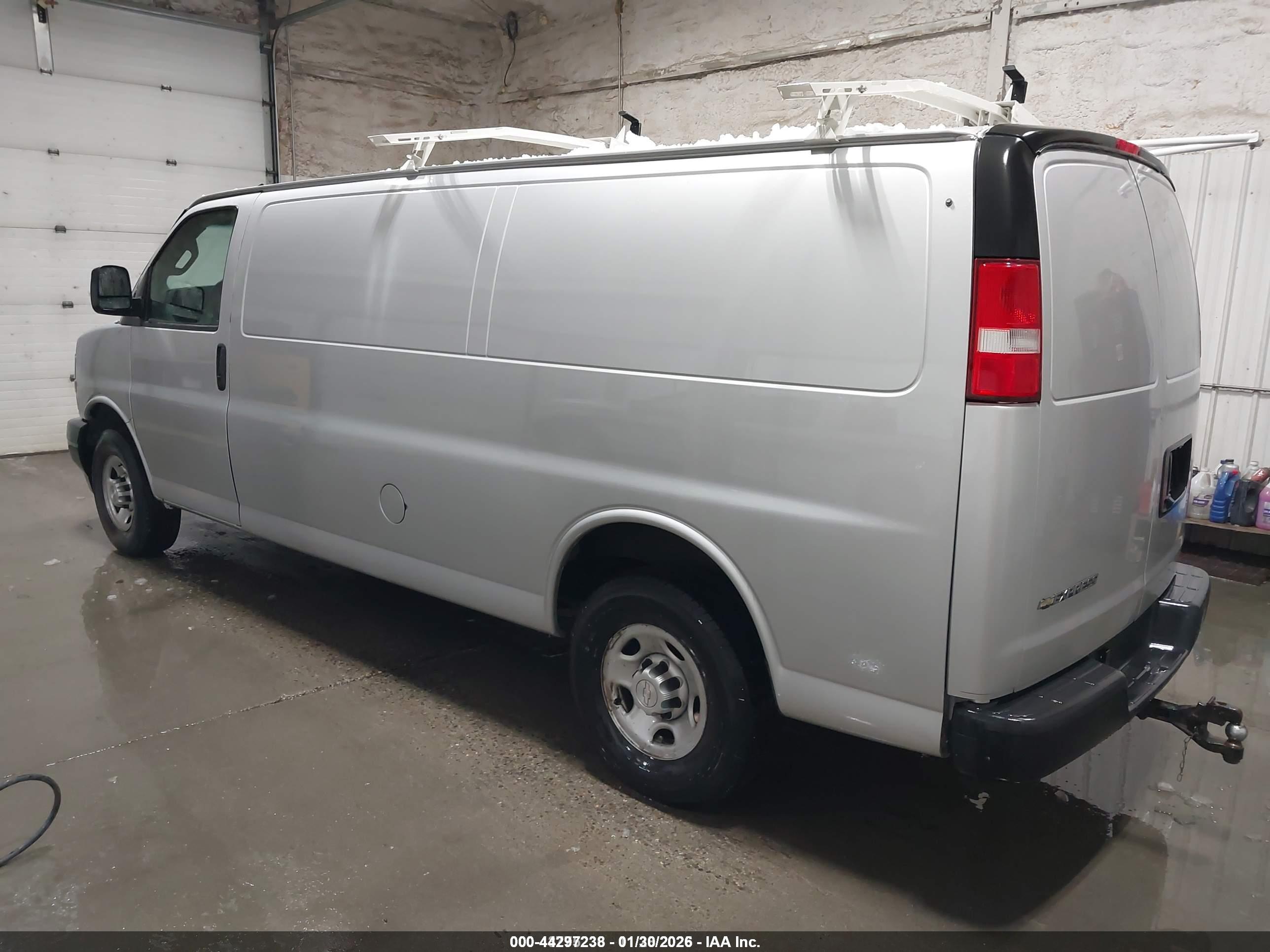CHEVROLET EXPRESS image 3