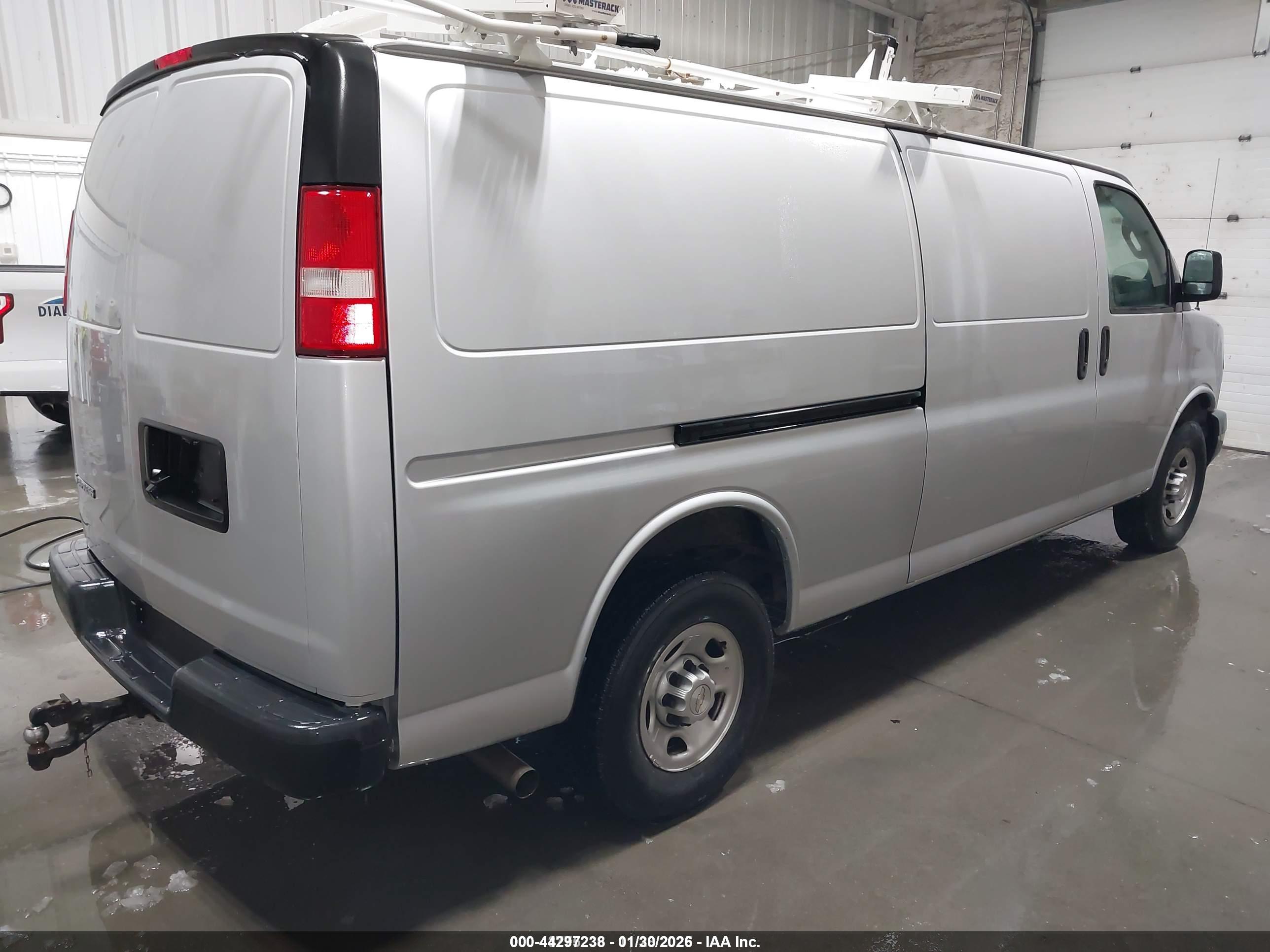 CHEVROLET EXPRESS image 4