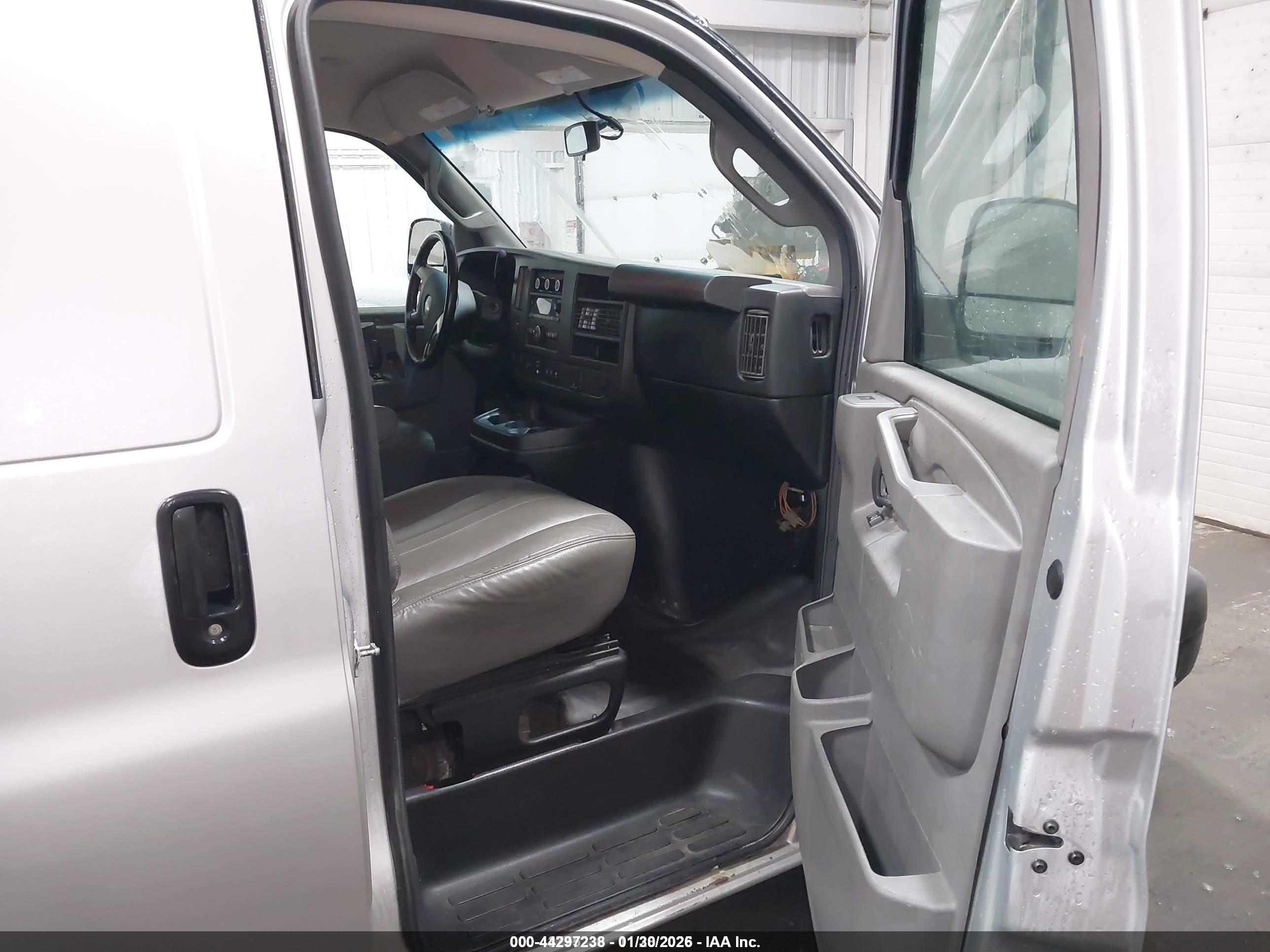CHEVROLET EXPRESS image 5