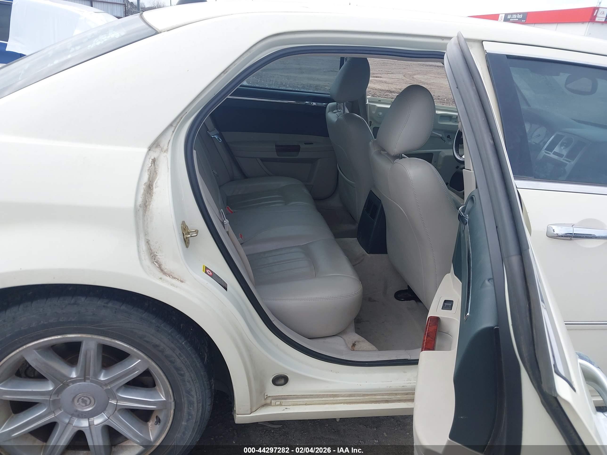 CHRYSLER 300C image 8
