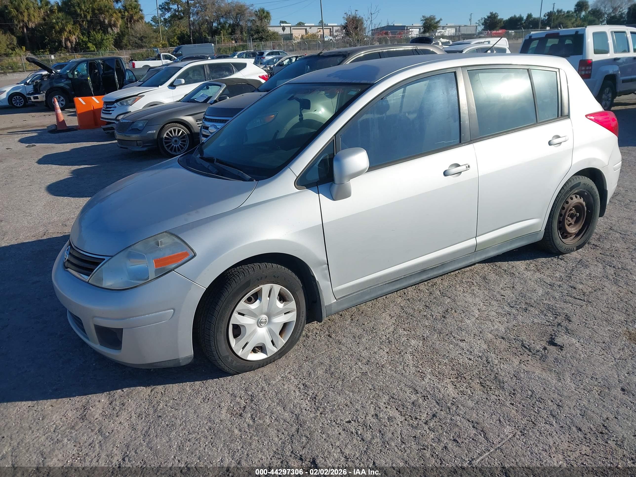 NISSAN VERSA image 2