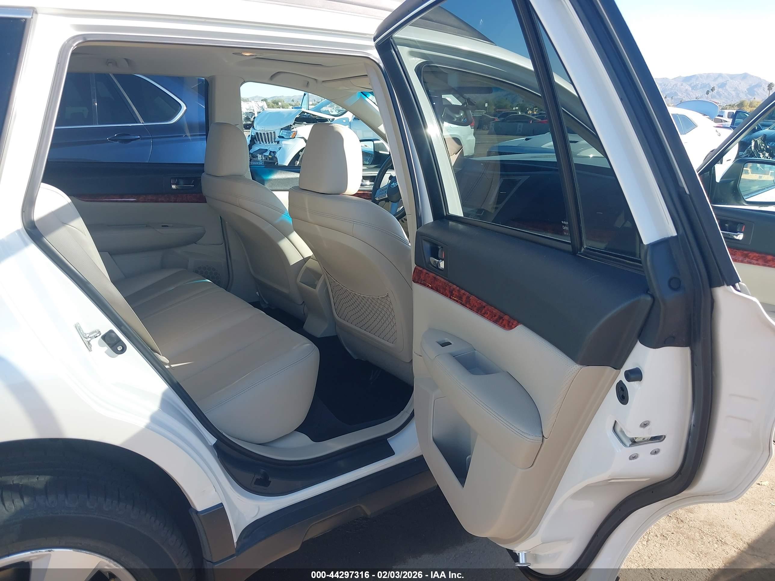 SUBARU OUTBACK image 8