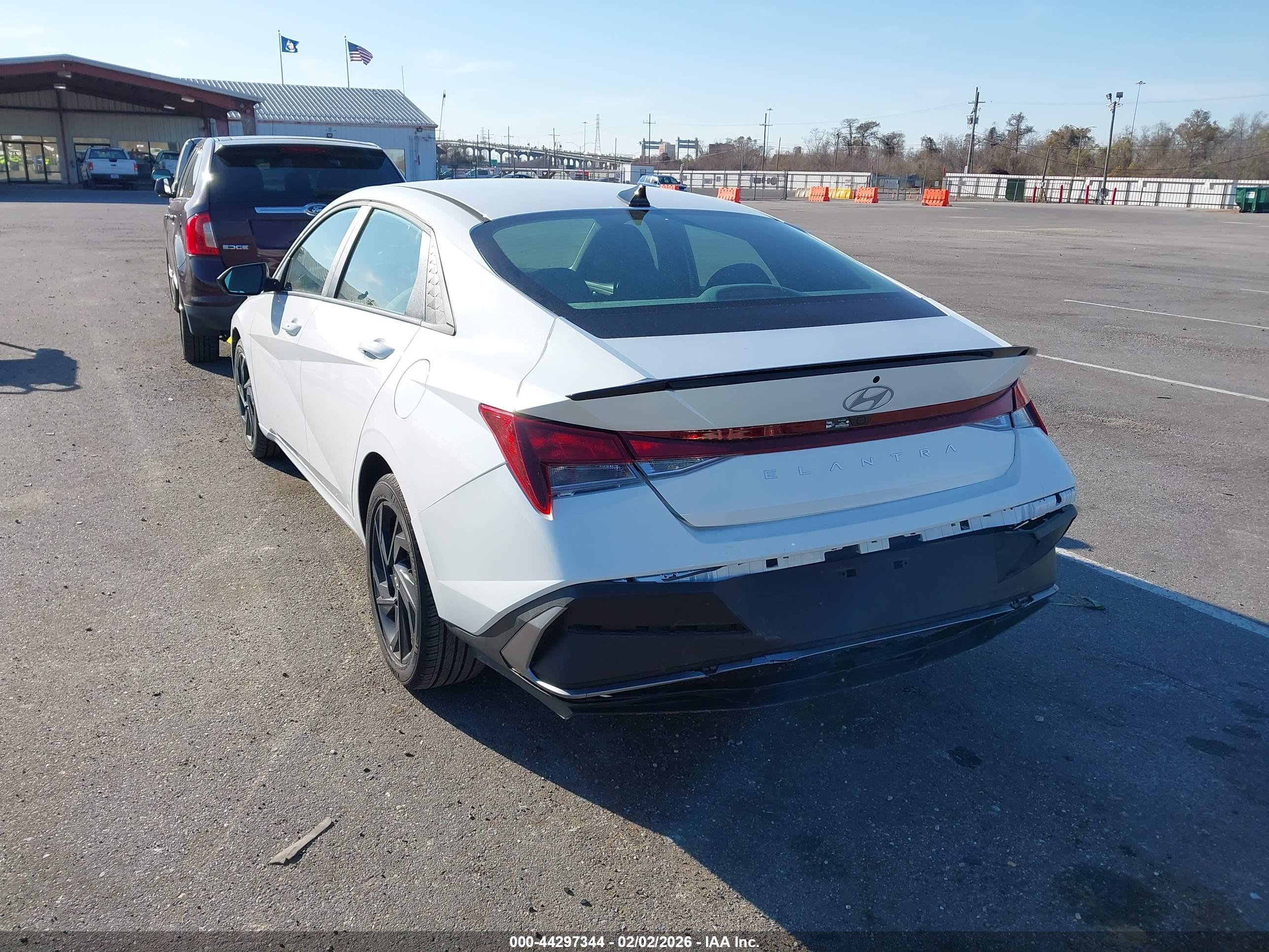 HYUNDAI ELANTRA image 3